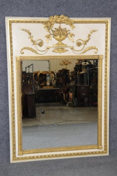 Miroir Trumeau de style Louis XVI sculpté, décoré de peinture crème et doré