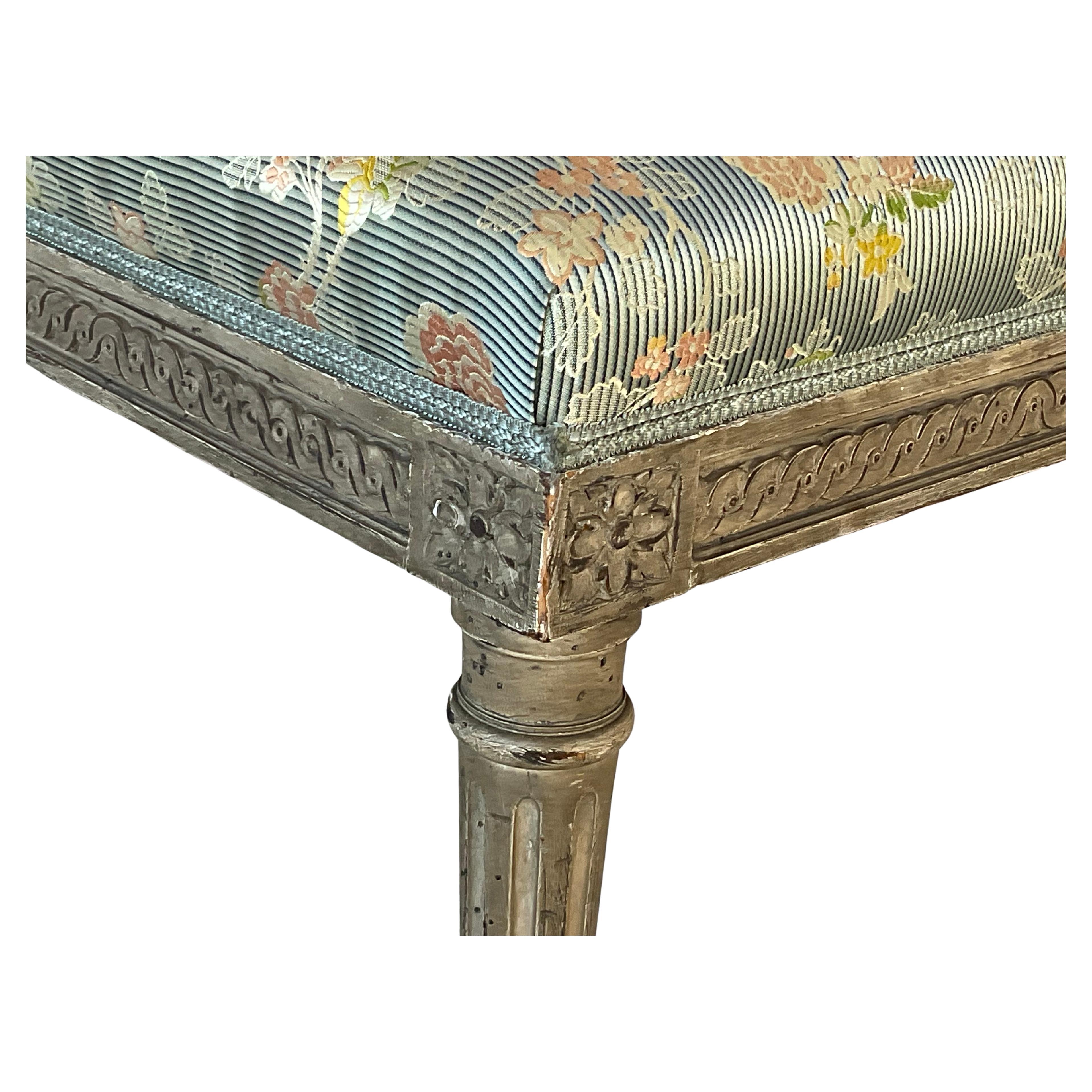 Taburete de pie tallado estilo Luis XVI en Bueno estado para la venta en Bradenton, FL