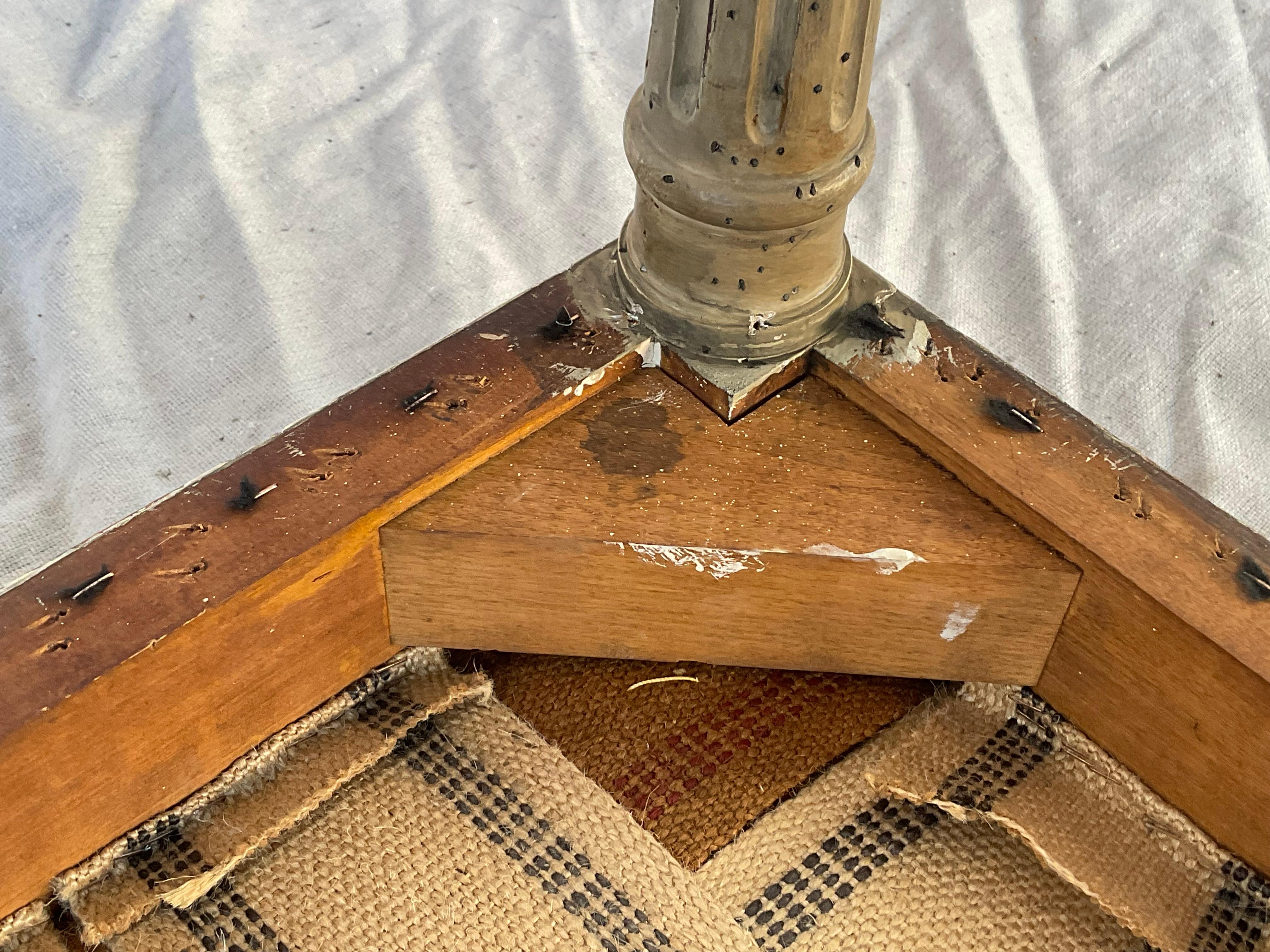 Taburete de pie tallado estilo Luis XVI Seda en venta