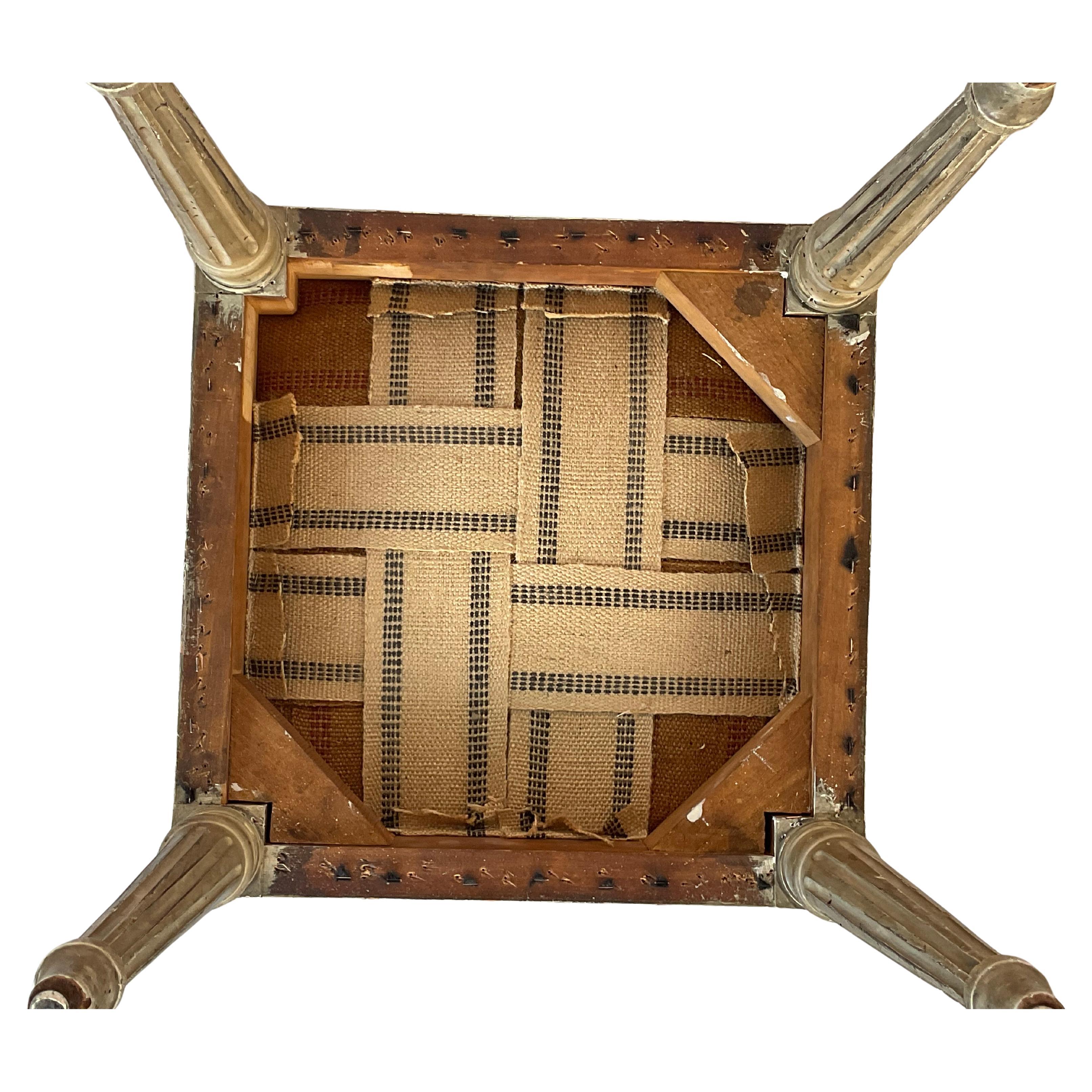 Taburete de pie tallado estilo Luis XVI en venta 1