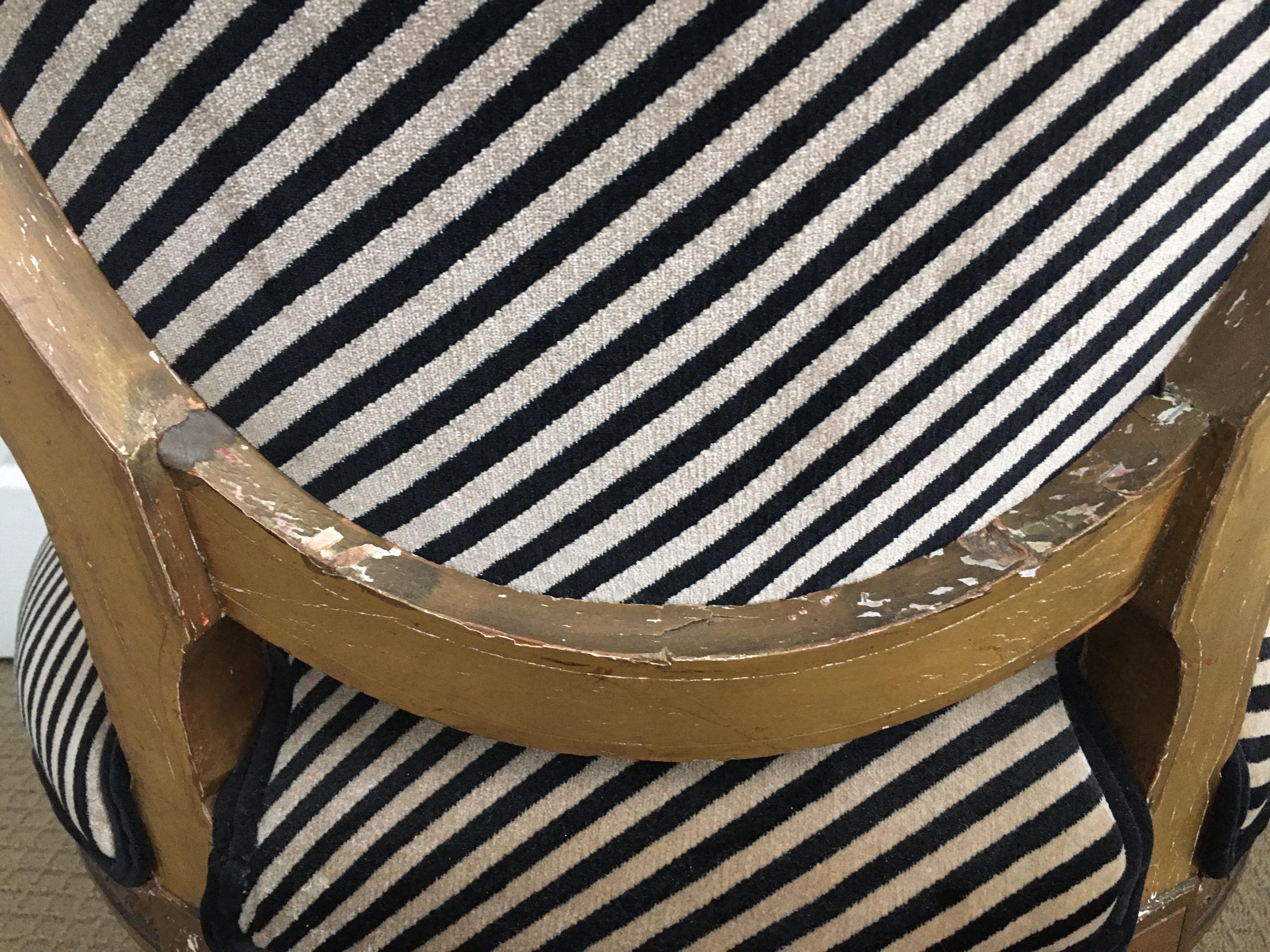 Fauteuil-Sessel aus geschnitztem vergoldetem Holz im Louis-XVI.-Stil mit modernen Streifenpolsterung im Angebot 8