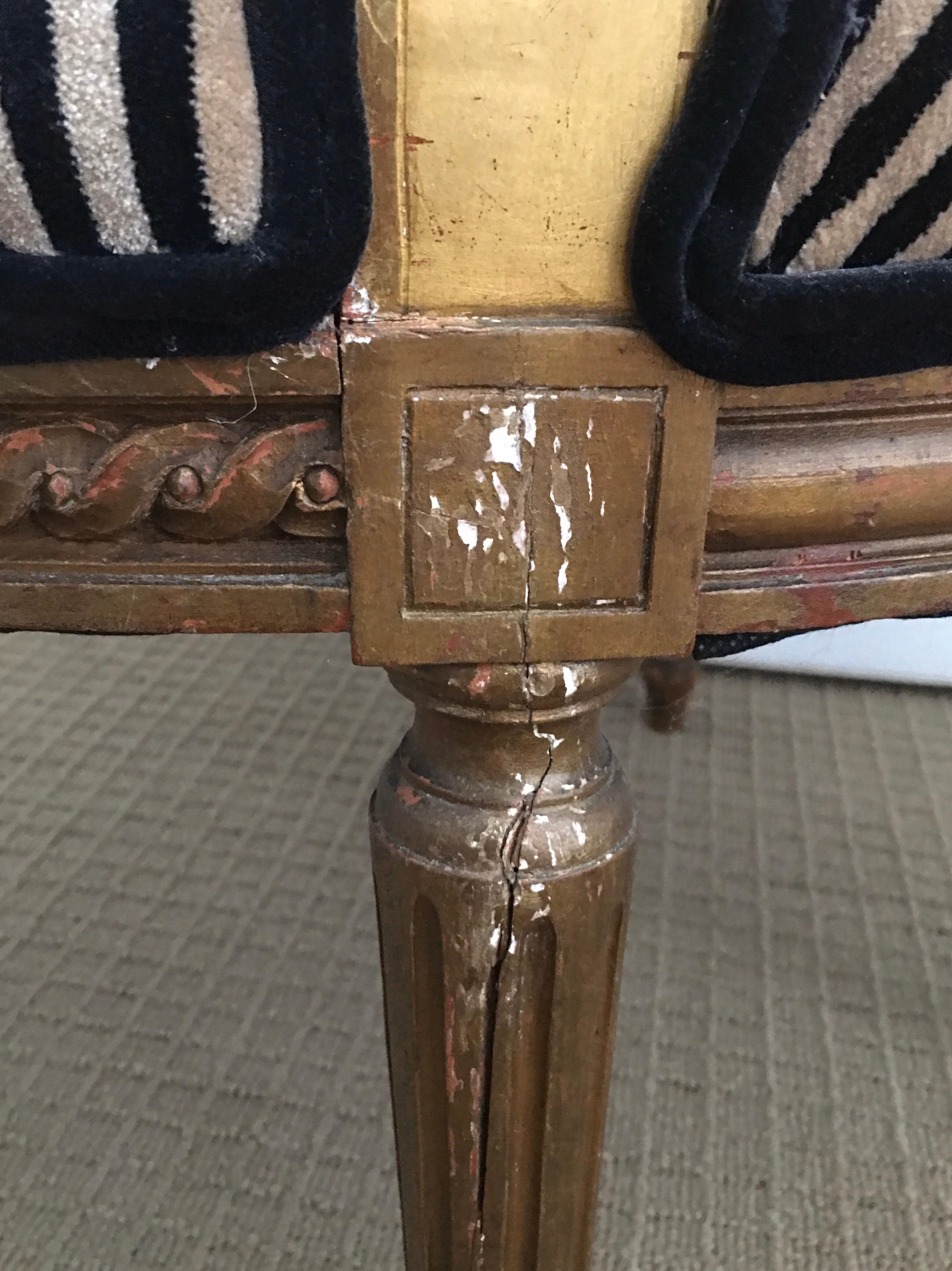 Fauteuil-Sessel aus geschnitztem vergoldetem Holz im Louis-XVI.-Stil mit modernen Streifenpolsterung im Angebot 11