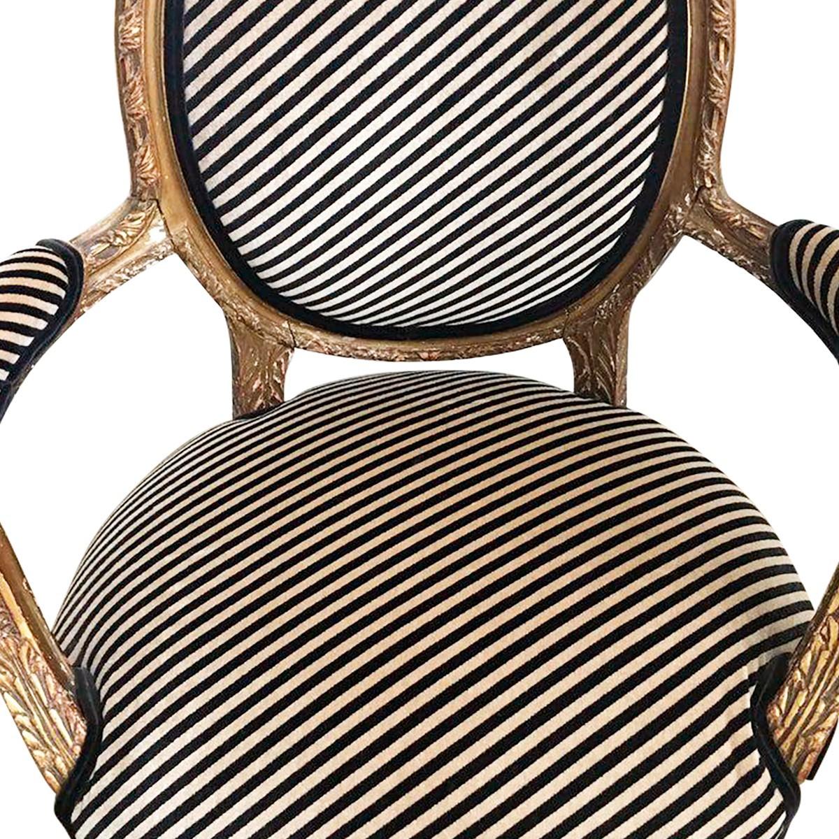 Fauteuil-Sessel aus geschnitztem vergoldetem Holz im Louis-XVI.-Stil mit modernen Streifenpolsterung (20. Jahrhundert) im Angebot