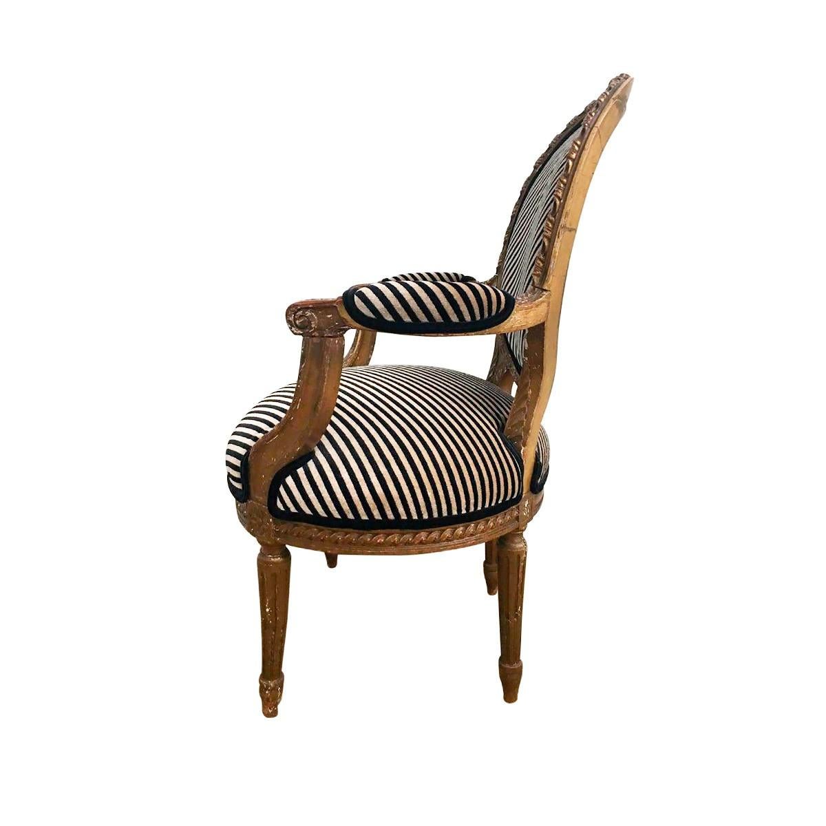 Fauteuil-Sessel aus geschnitztem vergoldetem Holz im Louis-XVI.-Stil mit modernen Streifenpolsterung (Louis XVI.) im Angebot