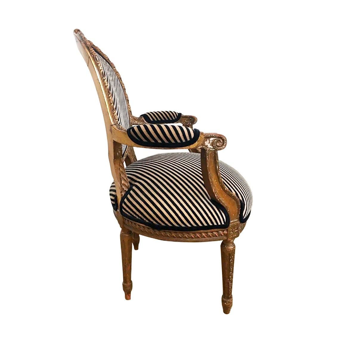 Fauteuil-Sessel aus geschnitztem vergoldetem Holz im Louis-XVI.-Stil mit modernen Streifenpolsterung (Französisch) im Angebot