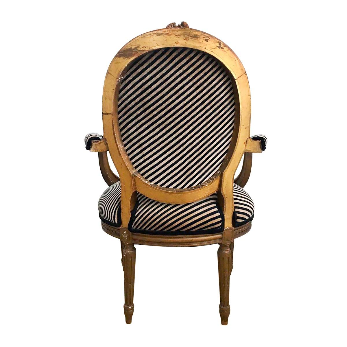 Fauteuil-Sessel aus geschnitztem vergoldetem Holz im Louis-XVI.-Stil mit modernen Streifenpolsterung im Zustand „Relativ gut“ im Angebot in Lambertville, NJ