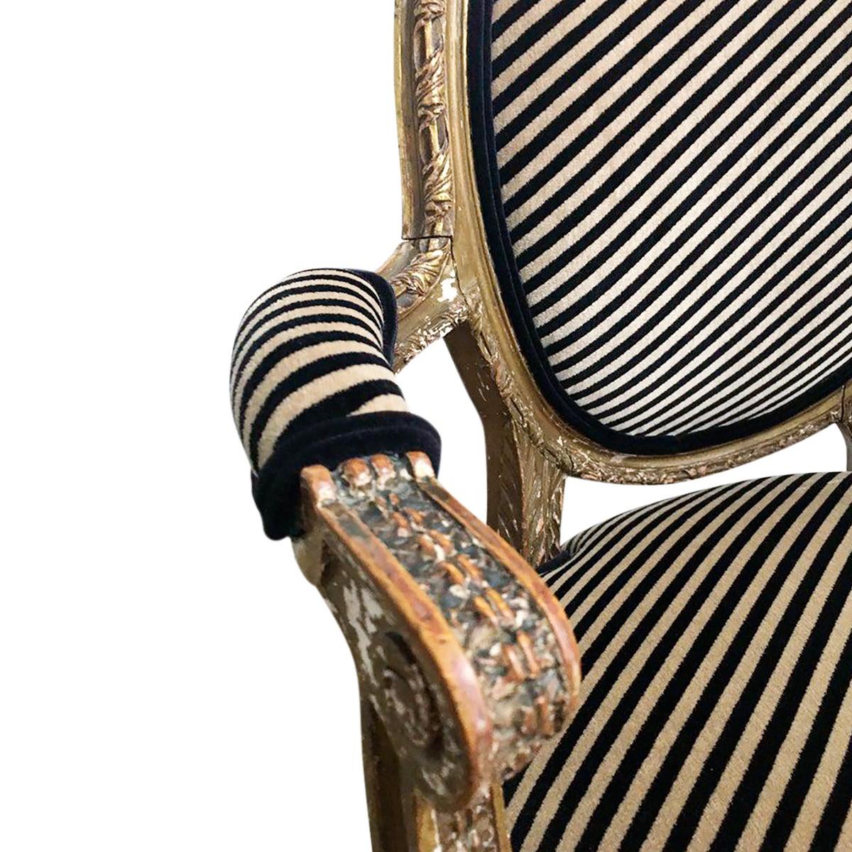Fauteuil-Sessel aus geschnitztem vergoldetem Holz im Louis-XVI.-Stil mit modernen Streifenpolsterung (Polster) im Angebot