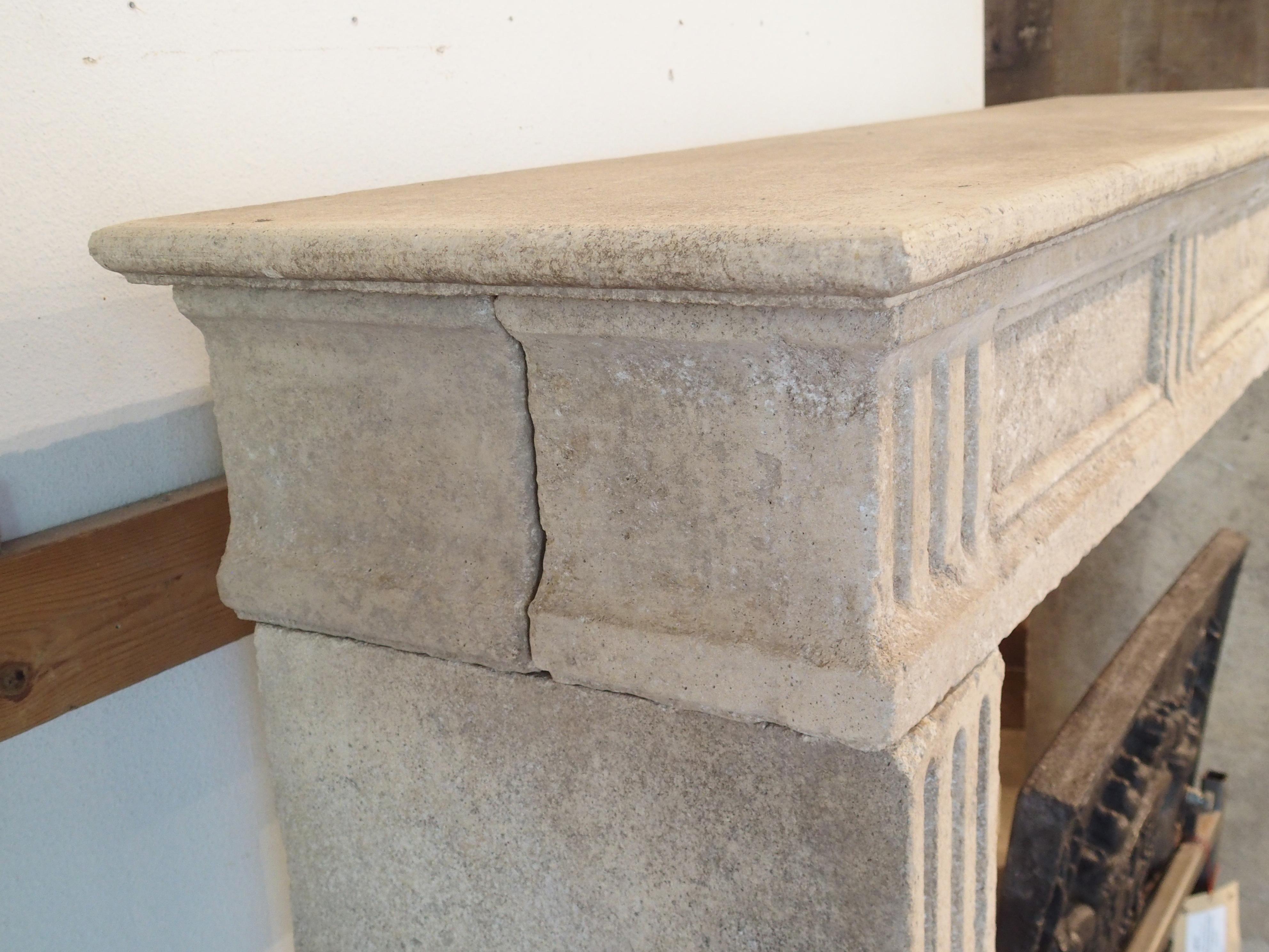 Repisa de chimenea de piedra caliza tallada estilo Luis XVI procedente del sur de Italia en venta 4