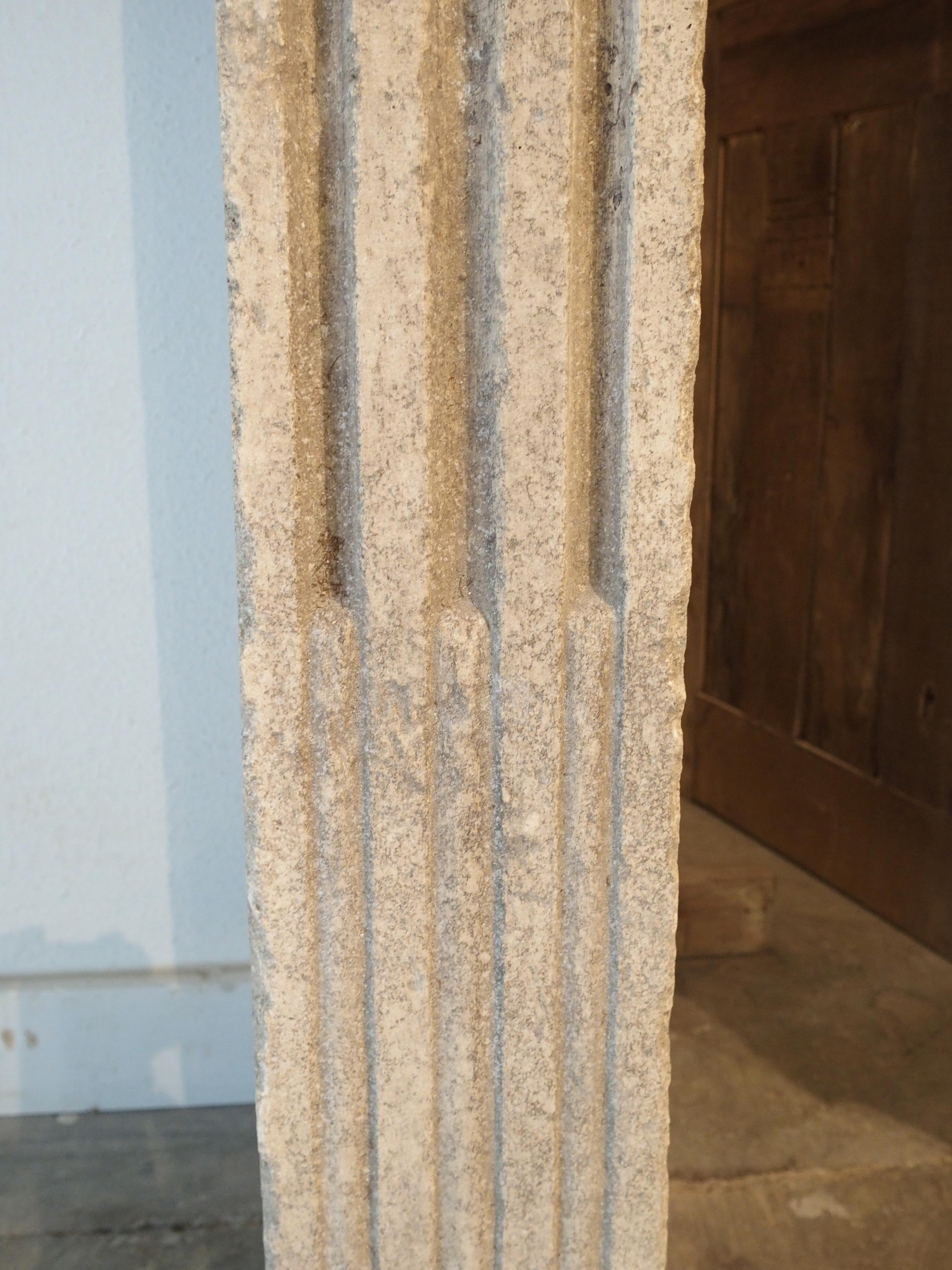 Repisa de chimenea de piedra caliza tallada estilo Luis XVI procedente del sur de Italia en venta 8