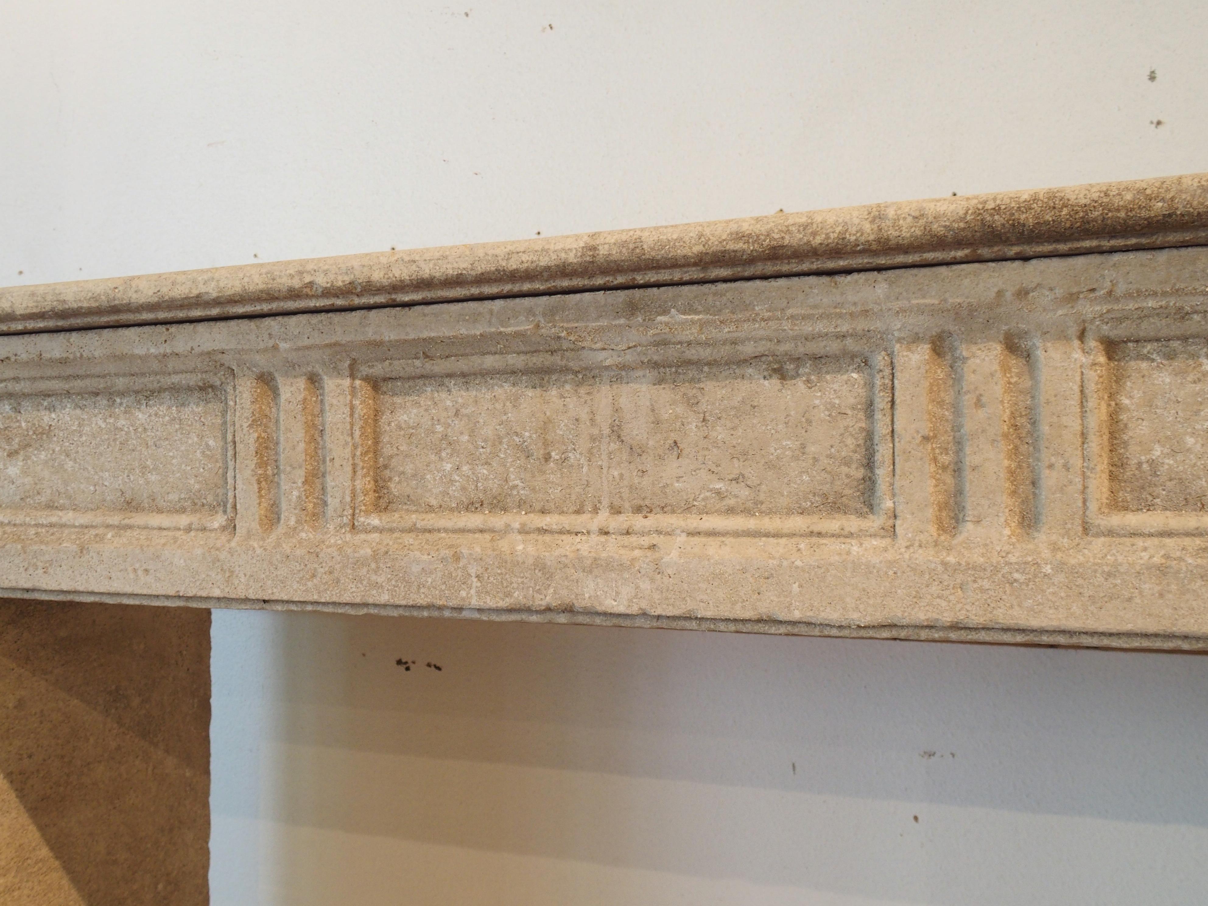 Tallada a mano en seis piezas de piedra caliza en el sur de Italia, esta repisa de chimenea es de estilo Luis XVI. El profundo estriado de las patas, con rellenos parciales (conocidos como cableado o chandelle), recuerda a las columnas de la antigua