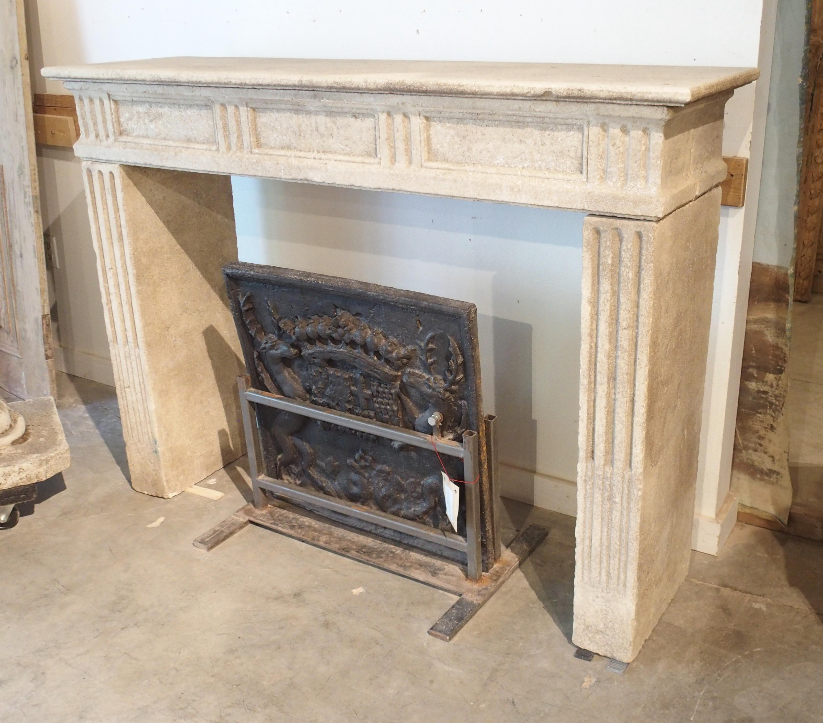Repisa de chimenea de piedra caliza tallada estilo Luis XVI procedente del sur de Italia Italiano en venta