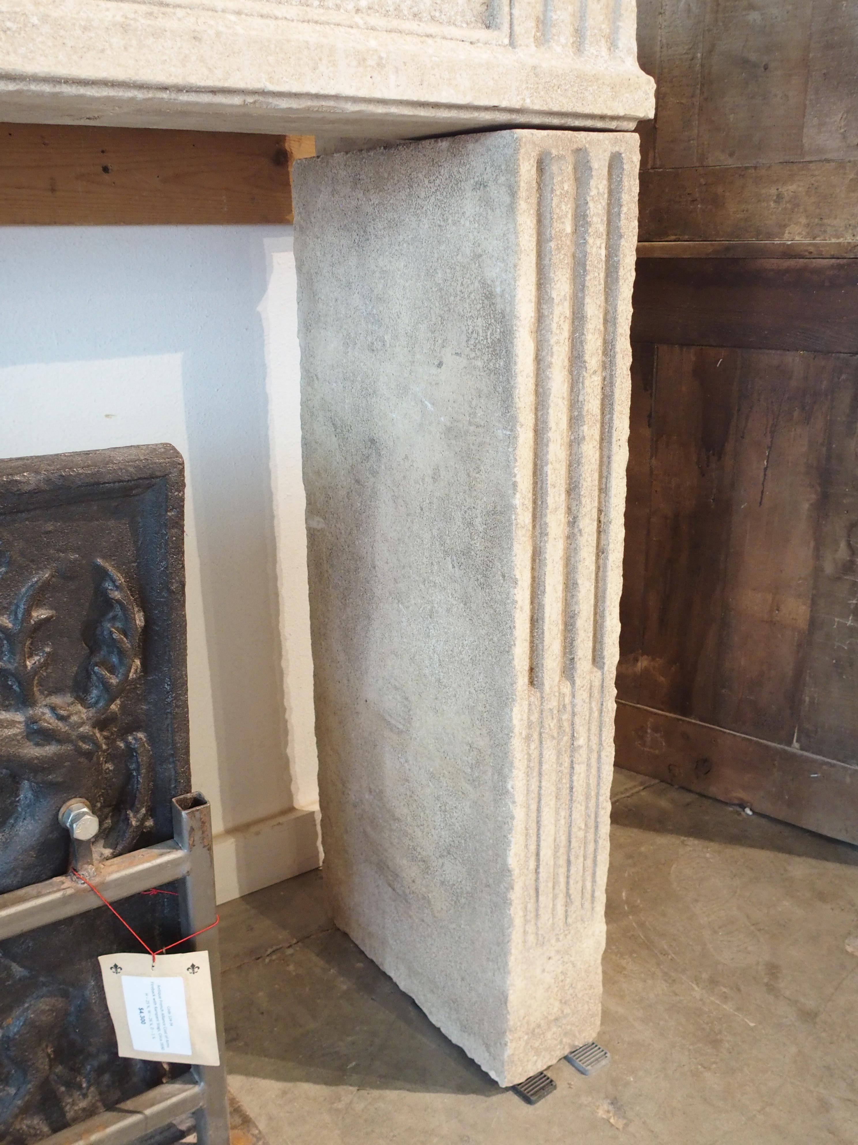 Repisa de chimenea de piedra caliza tallada estilo Luis XVI procedente del sur de Italia Siglo XXI y contemporáneo en venta