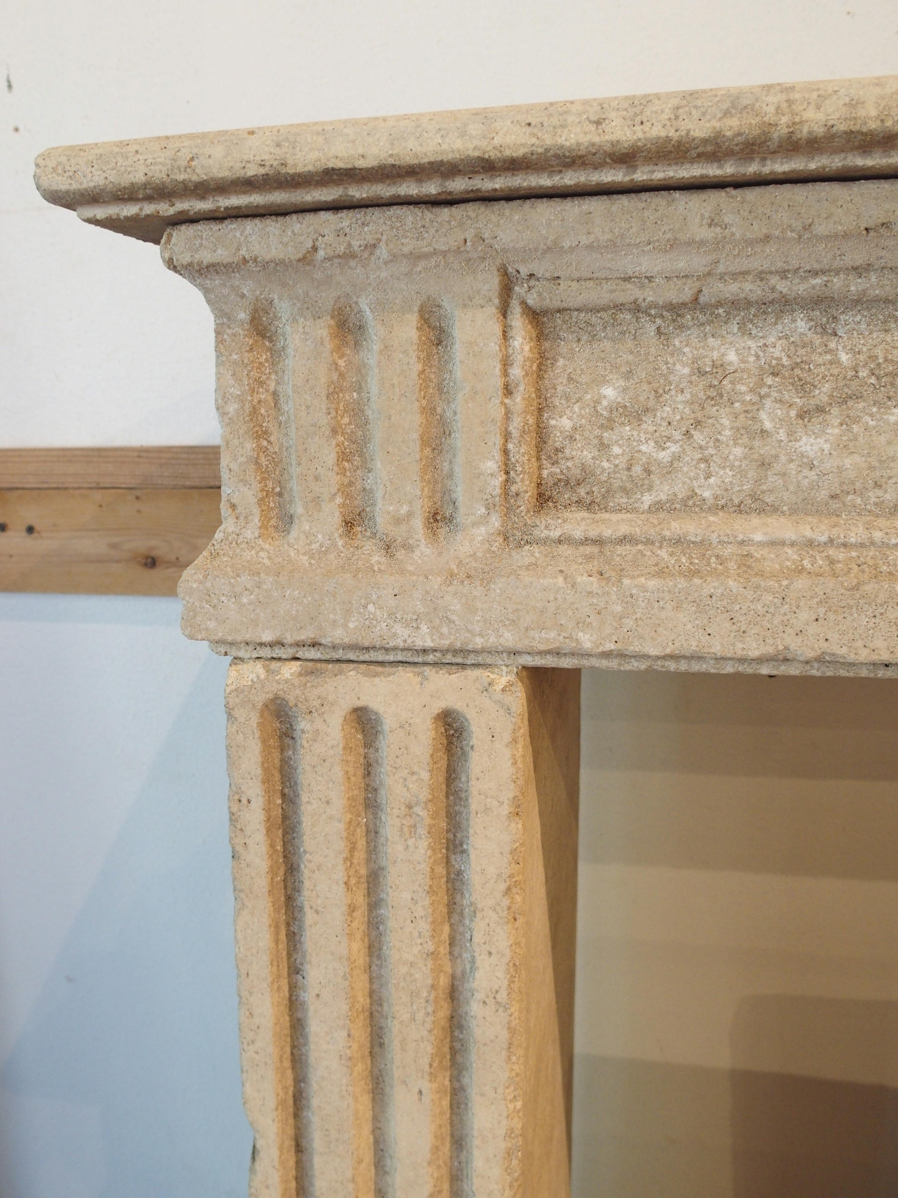 Repisa de chimenea de piedra caliza tallada estilo Luis XVI procedente del sur de Italia Piedra en venta