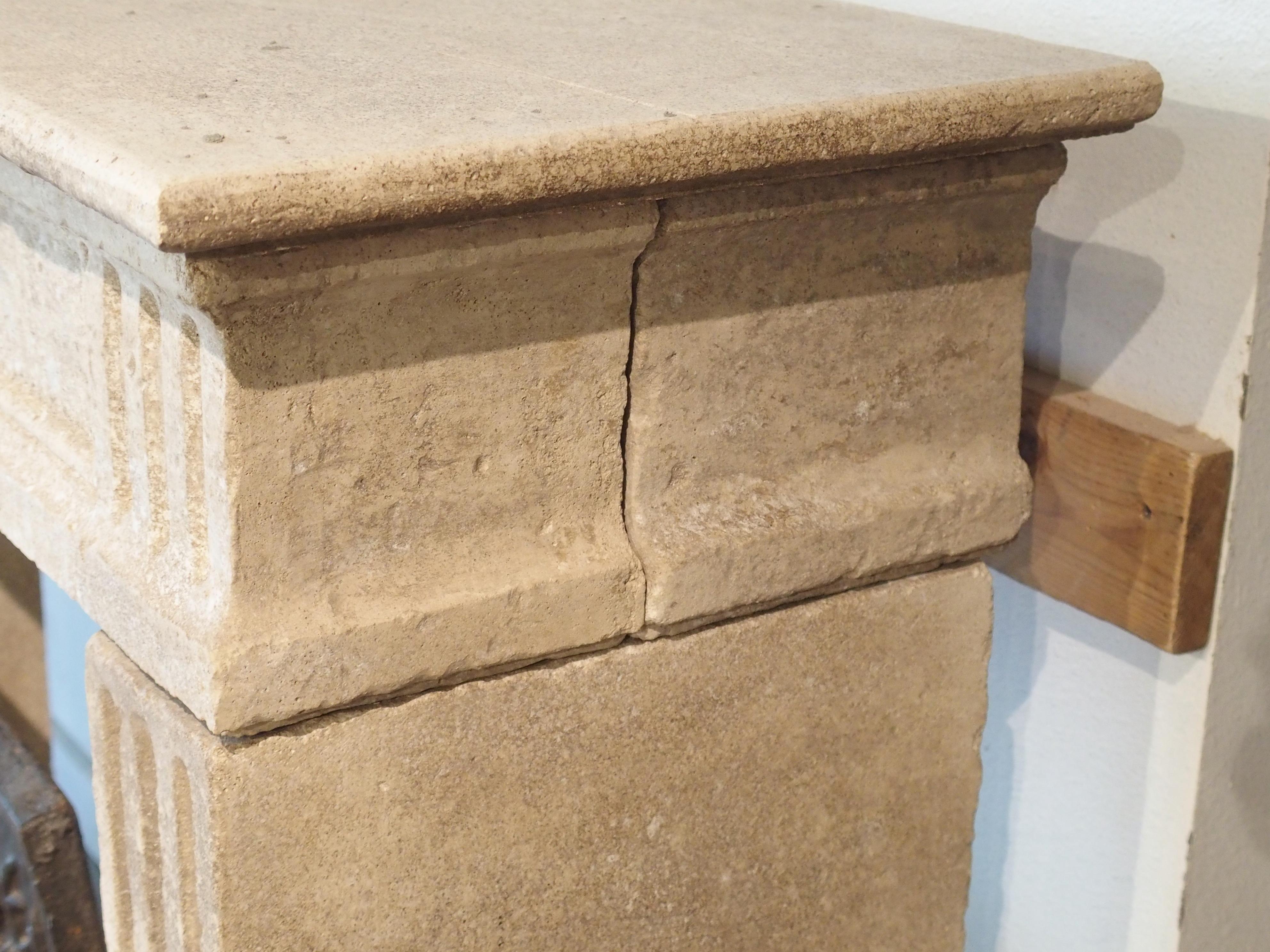 Repisa de chimenea de piedra caliza tallada estilo Luis XVI procedente del sur de Italia en venta 2
