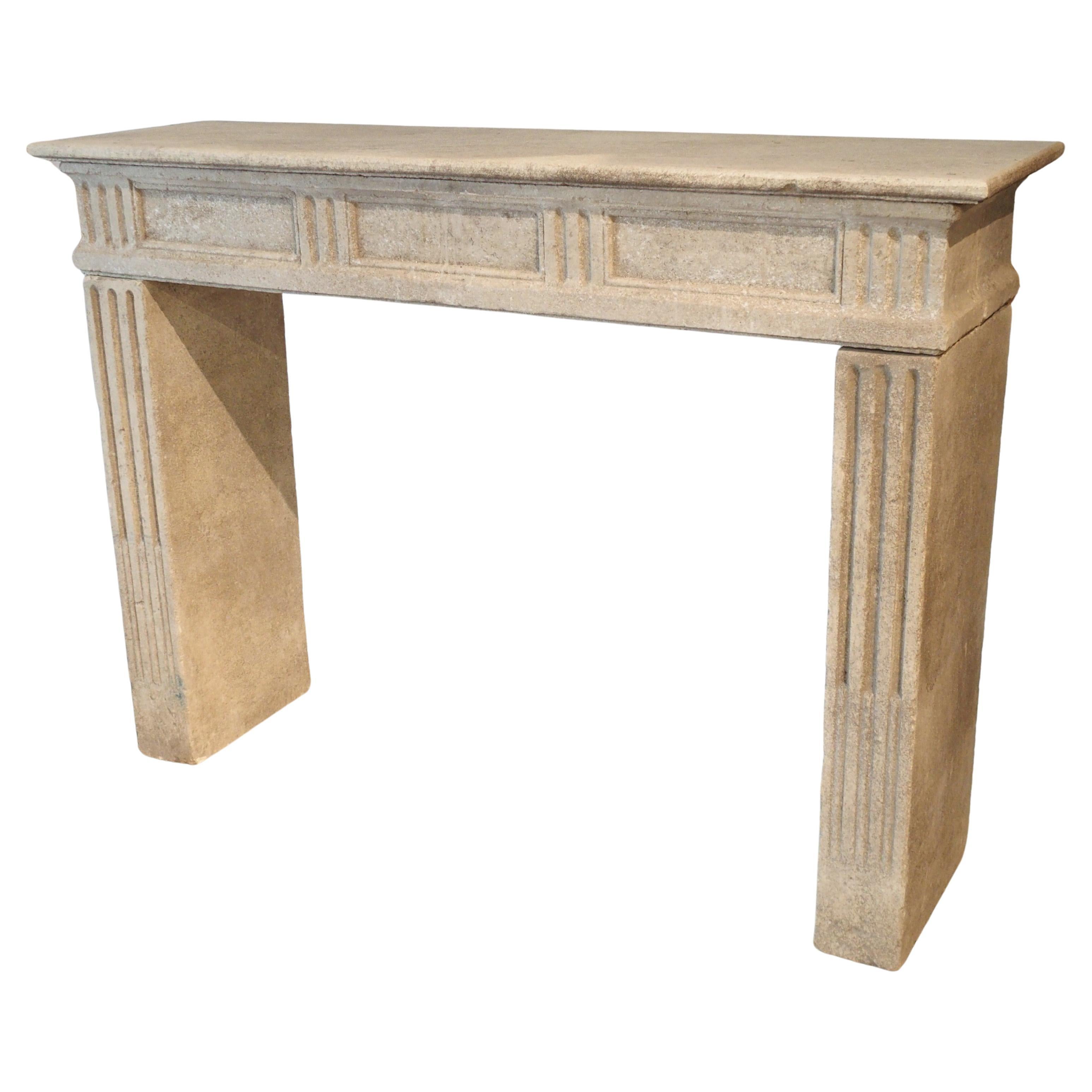 Repisa de chimenea de piedra caliza tallada estilo Luis XVI procedente del sur de Italia en venta