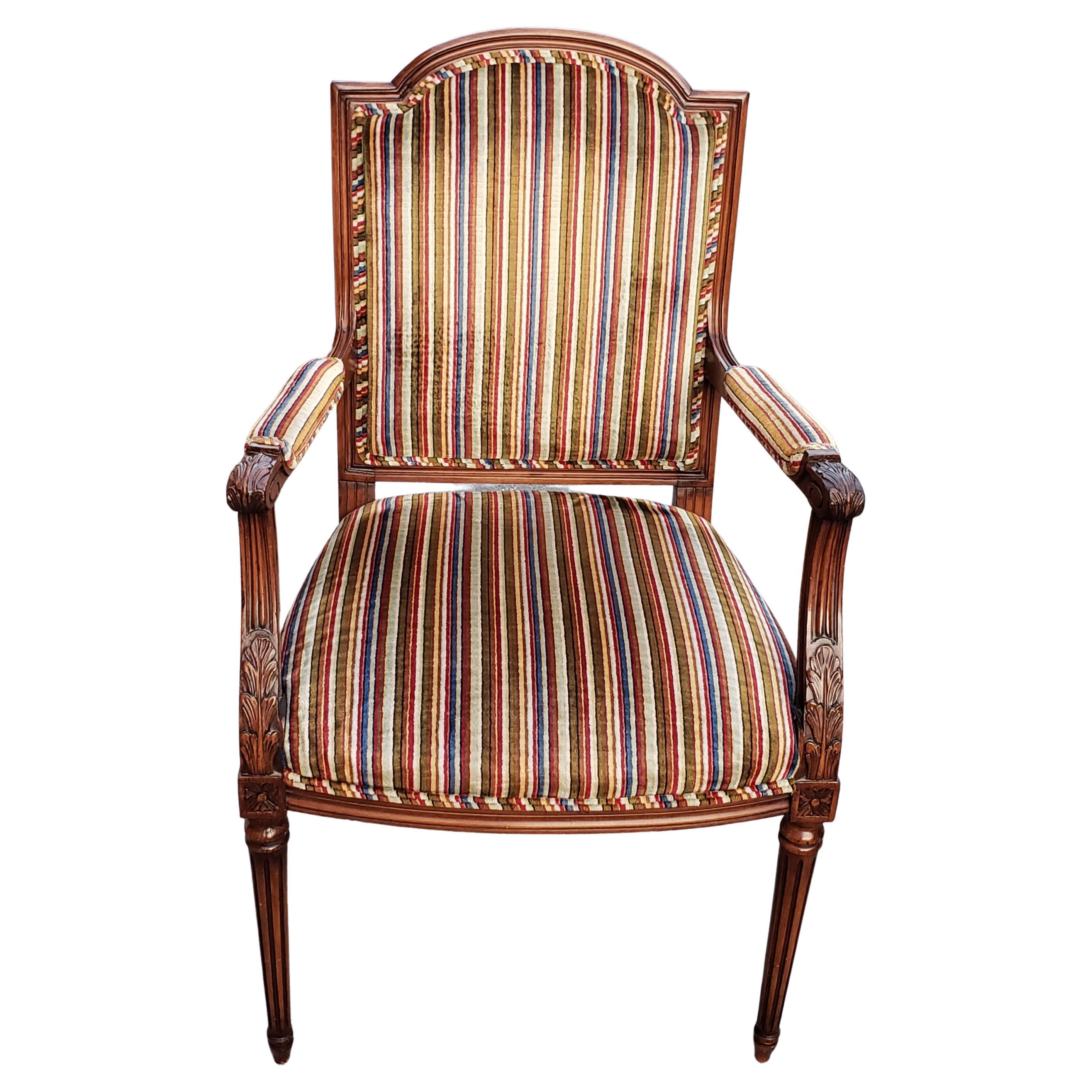 Acanthus leaves carvings. Cannelured legs. Striped upholstery in very good vintage condition. 
Measures 24