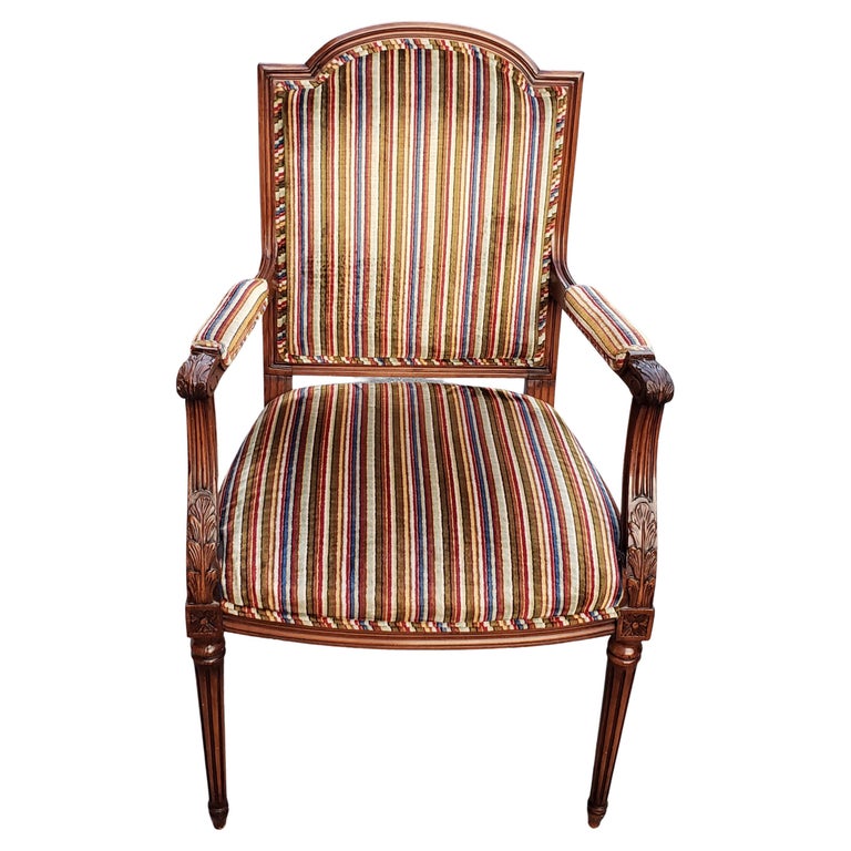 Acanthus leaves carvings. Cannelured legs. Striped upholstery in very good vintage condition. 
Measures 24