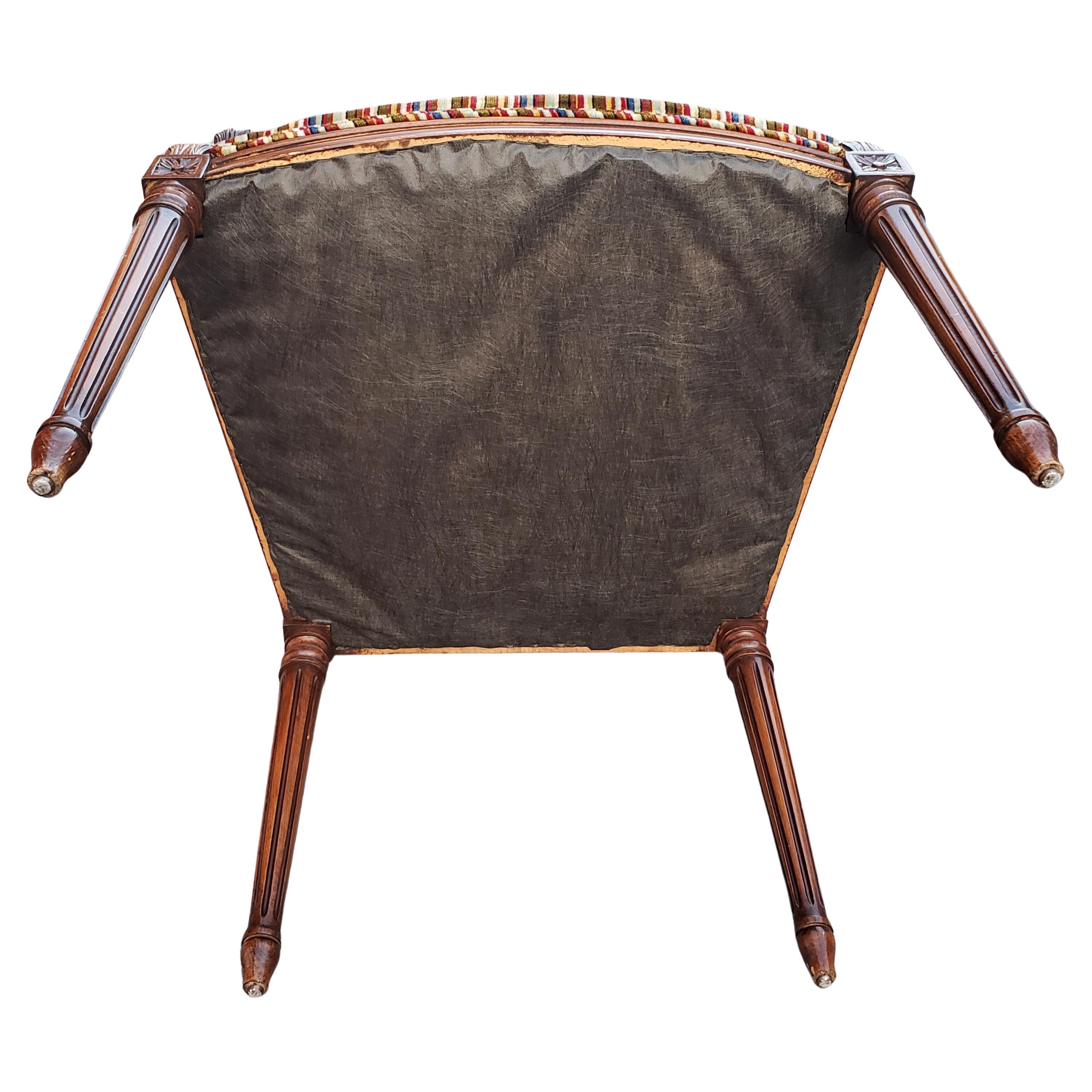 Geschnitzter gestreifter gepolsterter Mahagoni-Sessel im Louis-XVI.-Stil (20. Jahrhundert) im Angebot