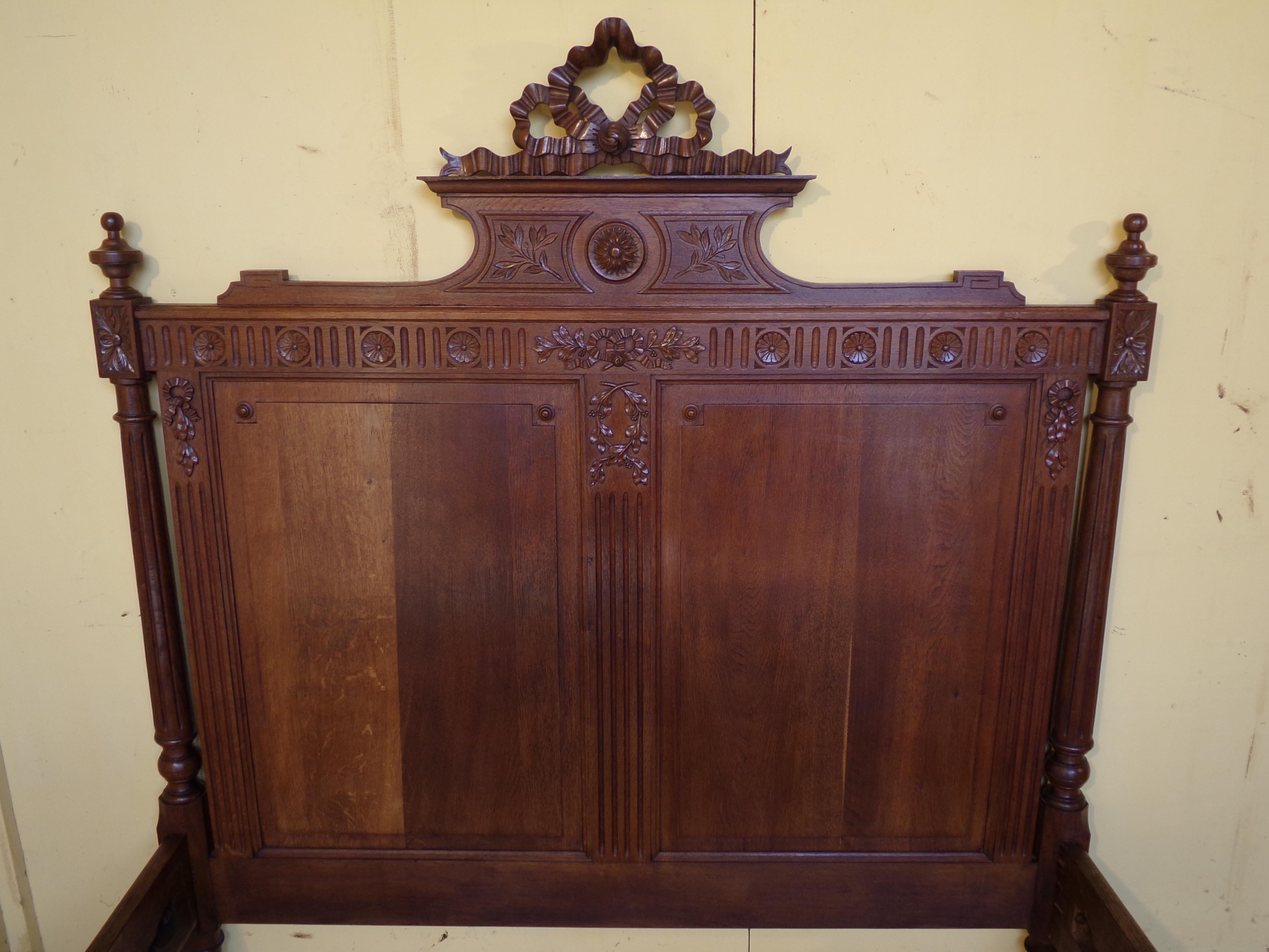 Louis XVI Style Carved Oak Bed, circa 1890 In Good Condition For Sale In London, GB