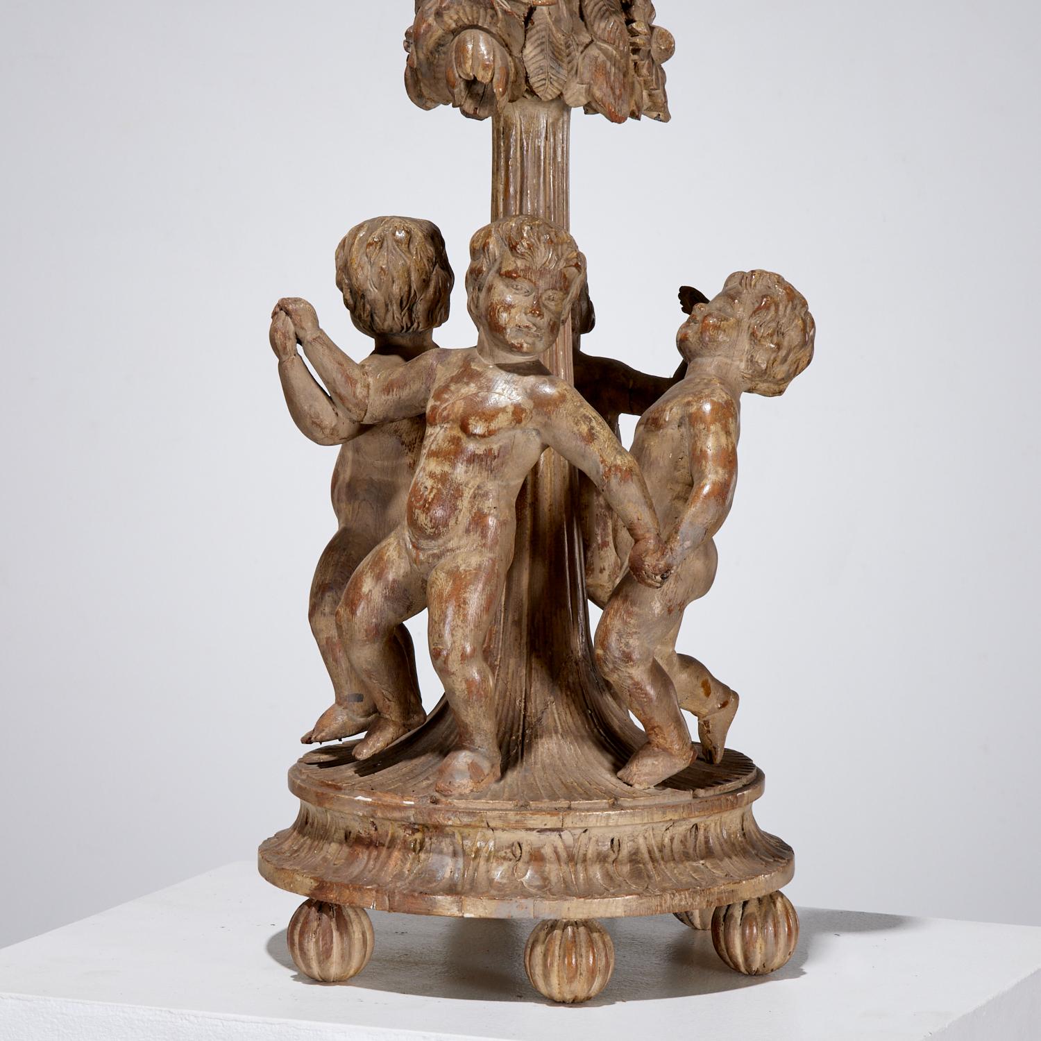 Lámpara de mesa de roble tallado estilo Luis XVI, Forma de clodión, Colección Iris Apfel Francés en venta