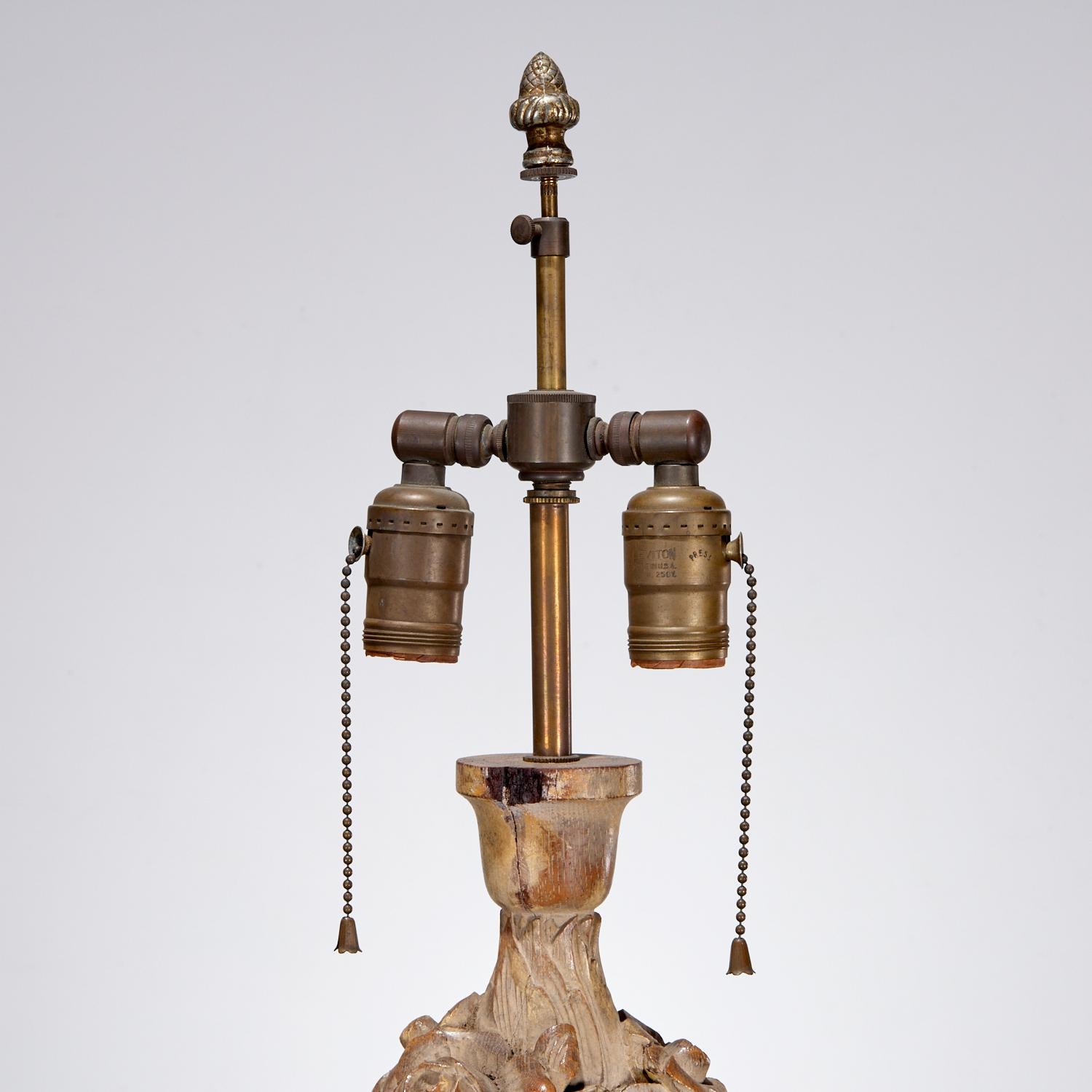 Lámpara de mesa de roble tallado estilo Luis XVI, Forma de clodión, Colección Iris Apfel Tallado a mano en venta