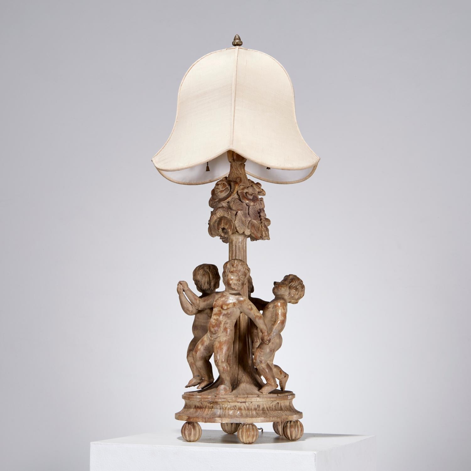 Lámpara de mesa de roble tallado estilo Luis XVI, Forma de clodión, Colección Iris Apfel en venta 2