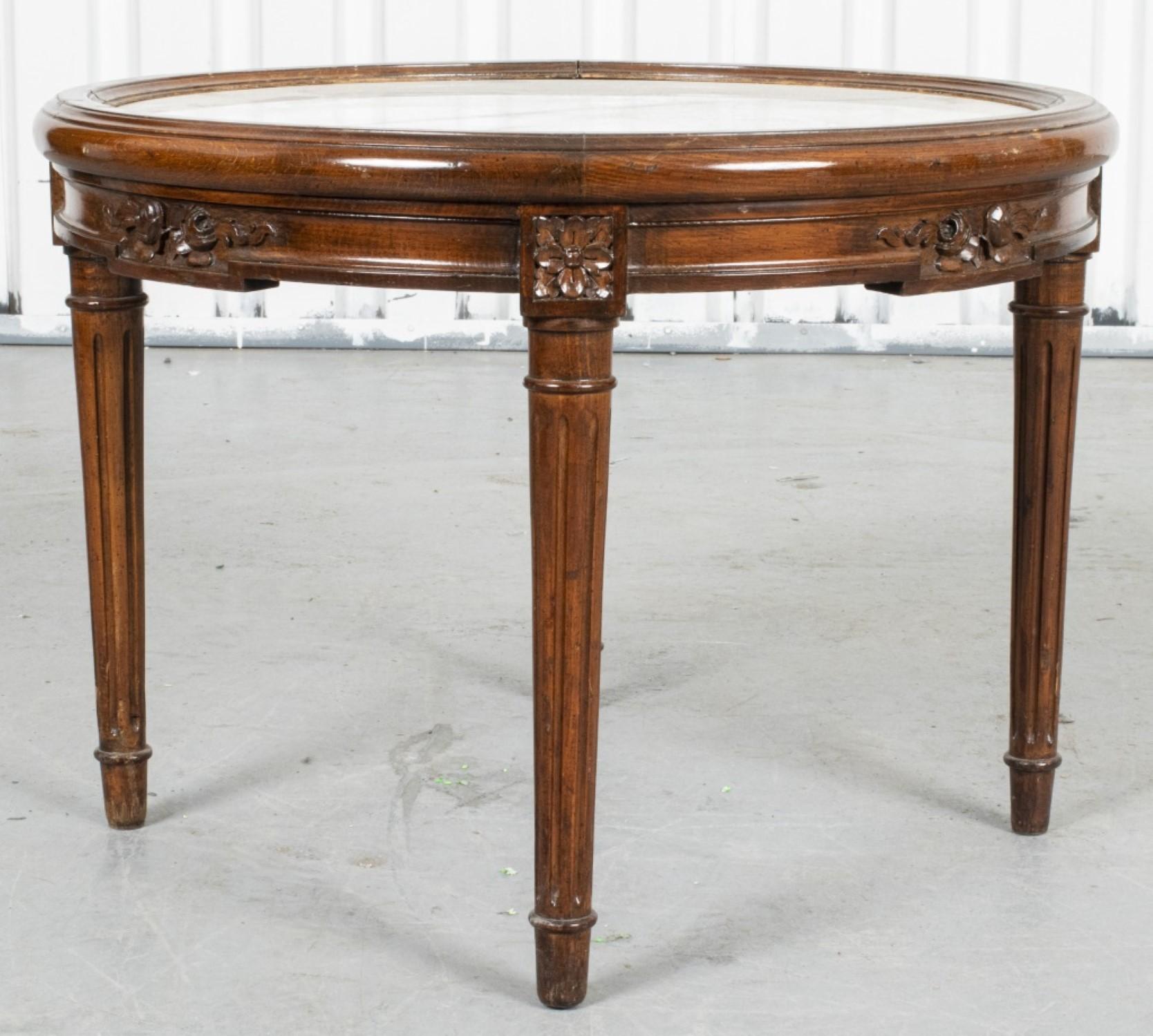 Elegante table d'appoint sculptée de style Louis XVI

Ajoutez une touche de charme raffiné à votre intérieur avec cette magnifique table d'appoint, inspirée du style gracieux de Louis XVI. Dotée d'une base sculptée de manière complexe et d'un