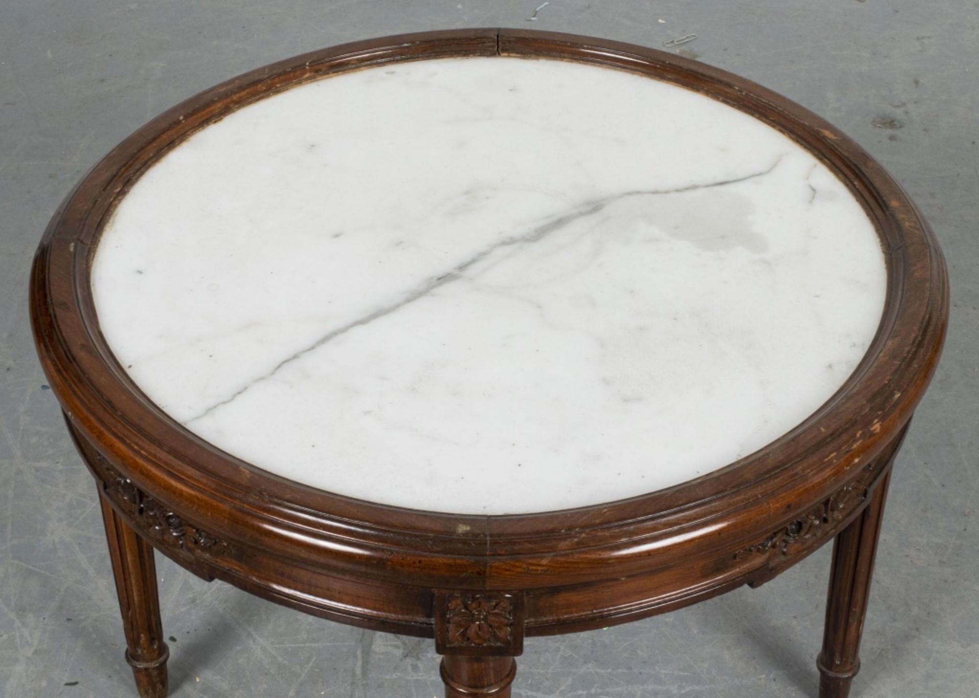 Français Table d'appoint sculptée de style Louis XVI en vente