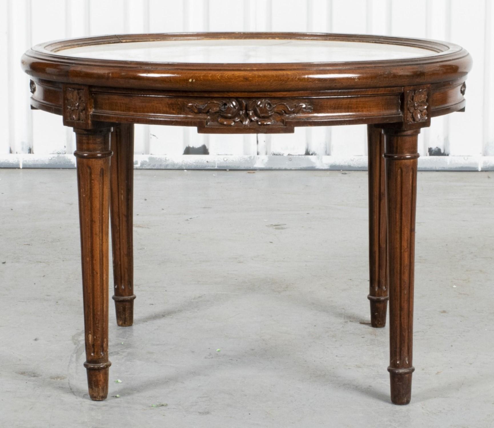 Table d'appoint sculptée de style Louis XVI Bon état - En vente à New York, NY
