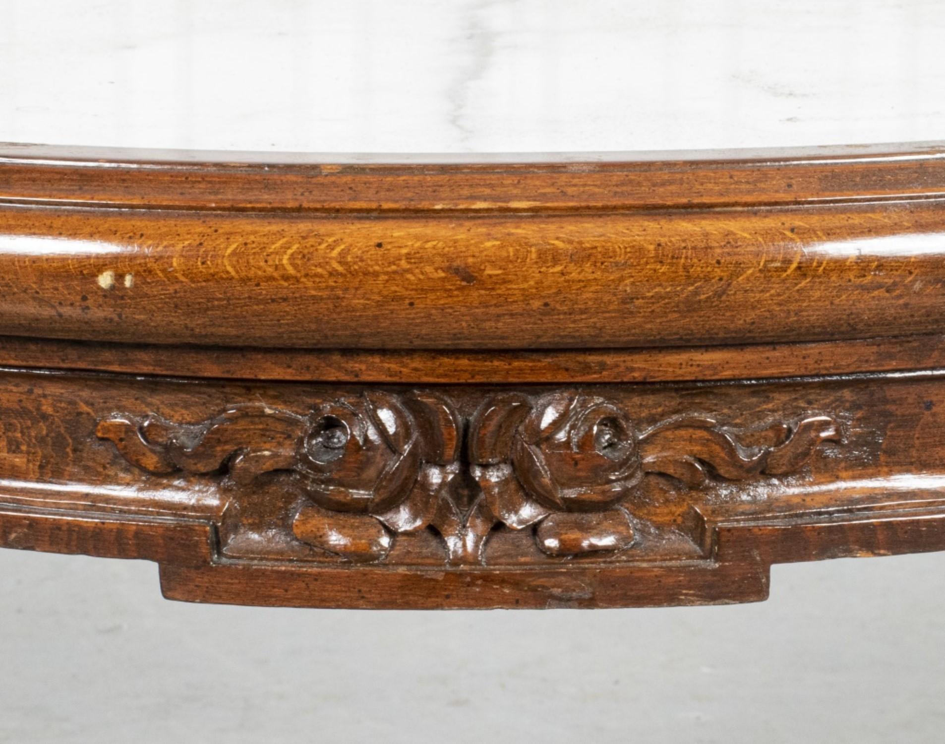 20ième siècle Table d'appoint sculptée de style Louis XVI en vente