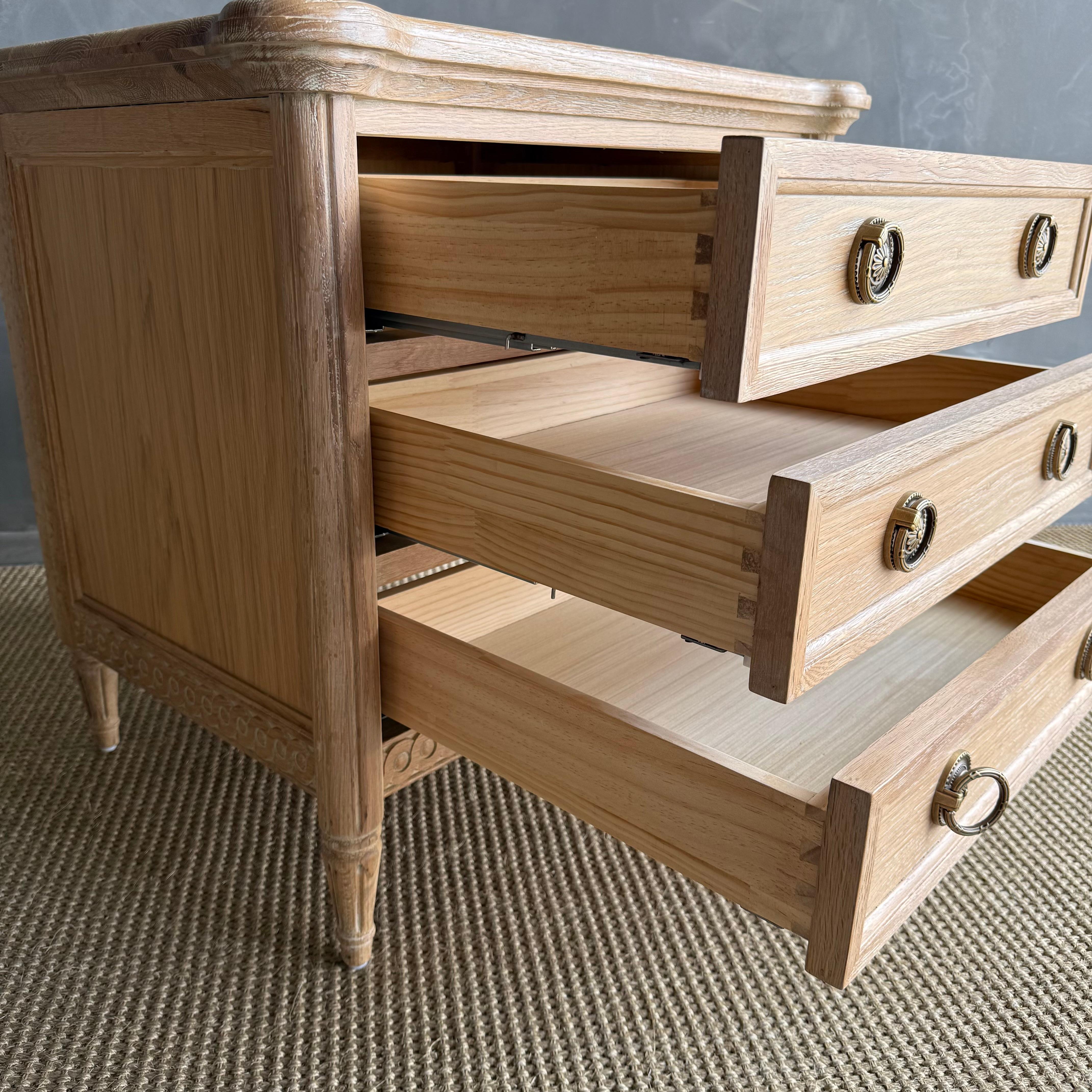 Louis XVI Style Carved White Oak Nightstand with 3 drawers en vente 9