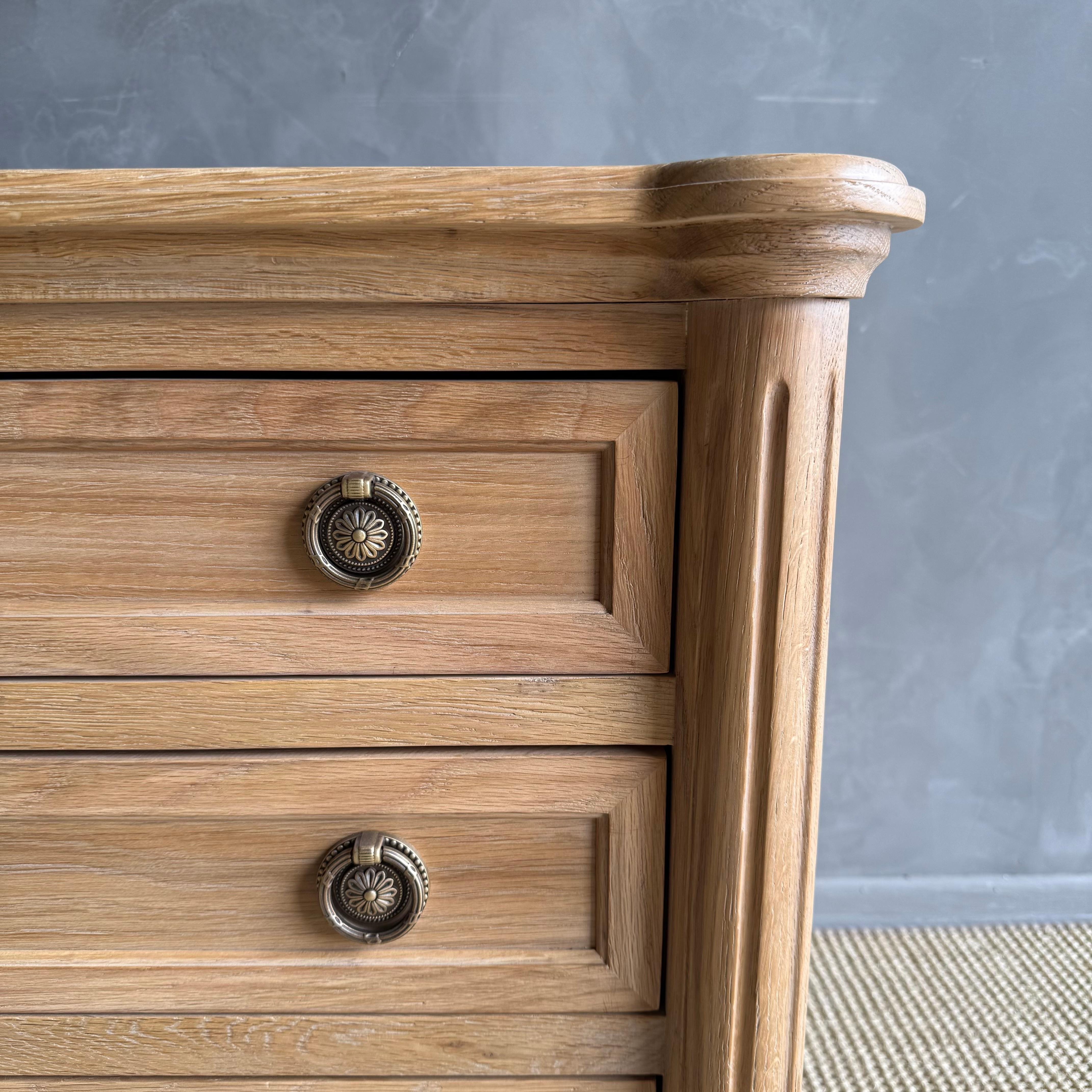 Louis XVI Style Carved White Oak Nightstand with 3 drawers Neuf - En vente à Old Town Orange, CA