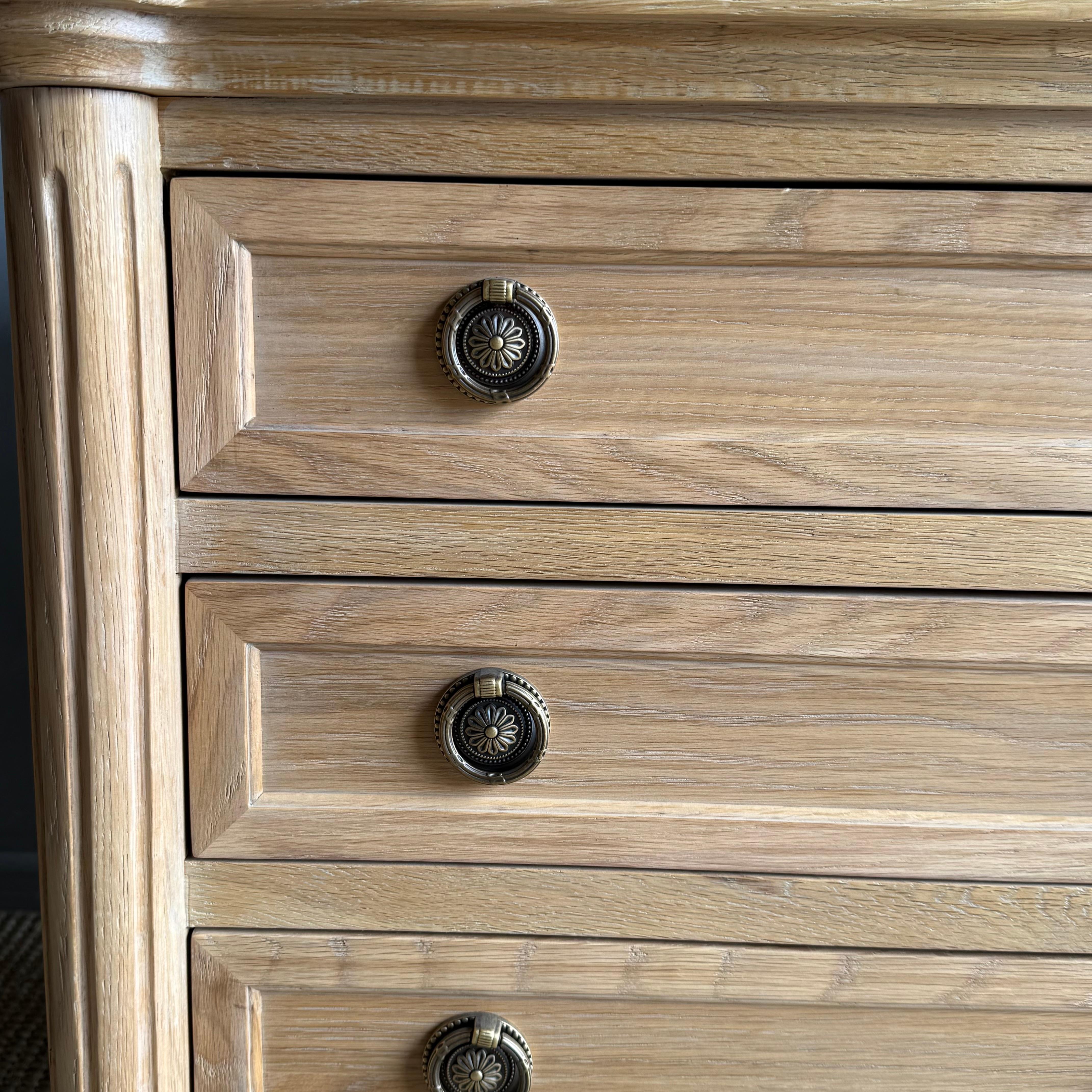 Chêne Louis XVI Style Carved White Oak Nightstand with 3 drawers en vente