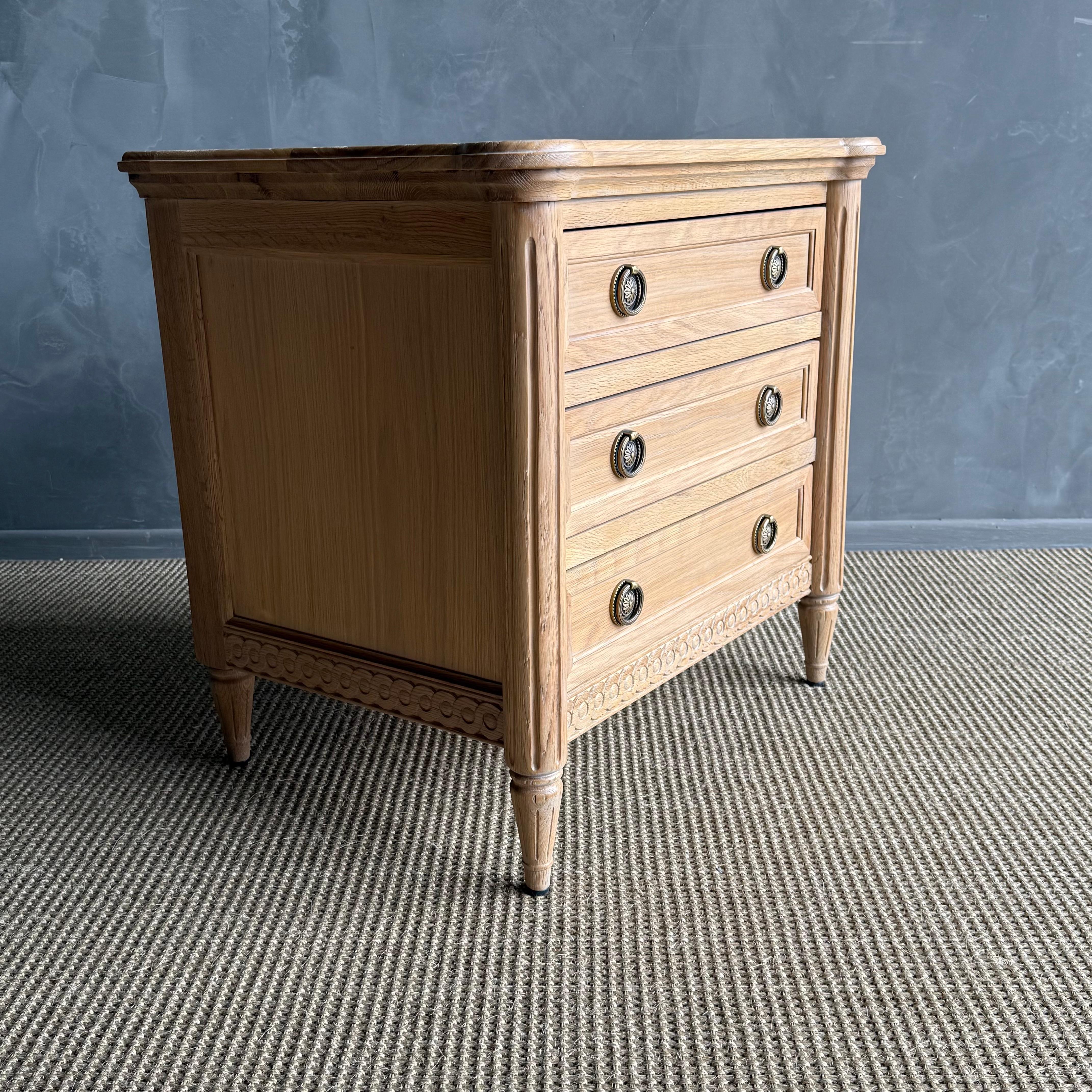 Louis XVI Style Carved White Oak Nightstand with 3 drawers en vente 2