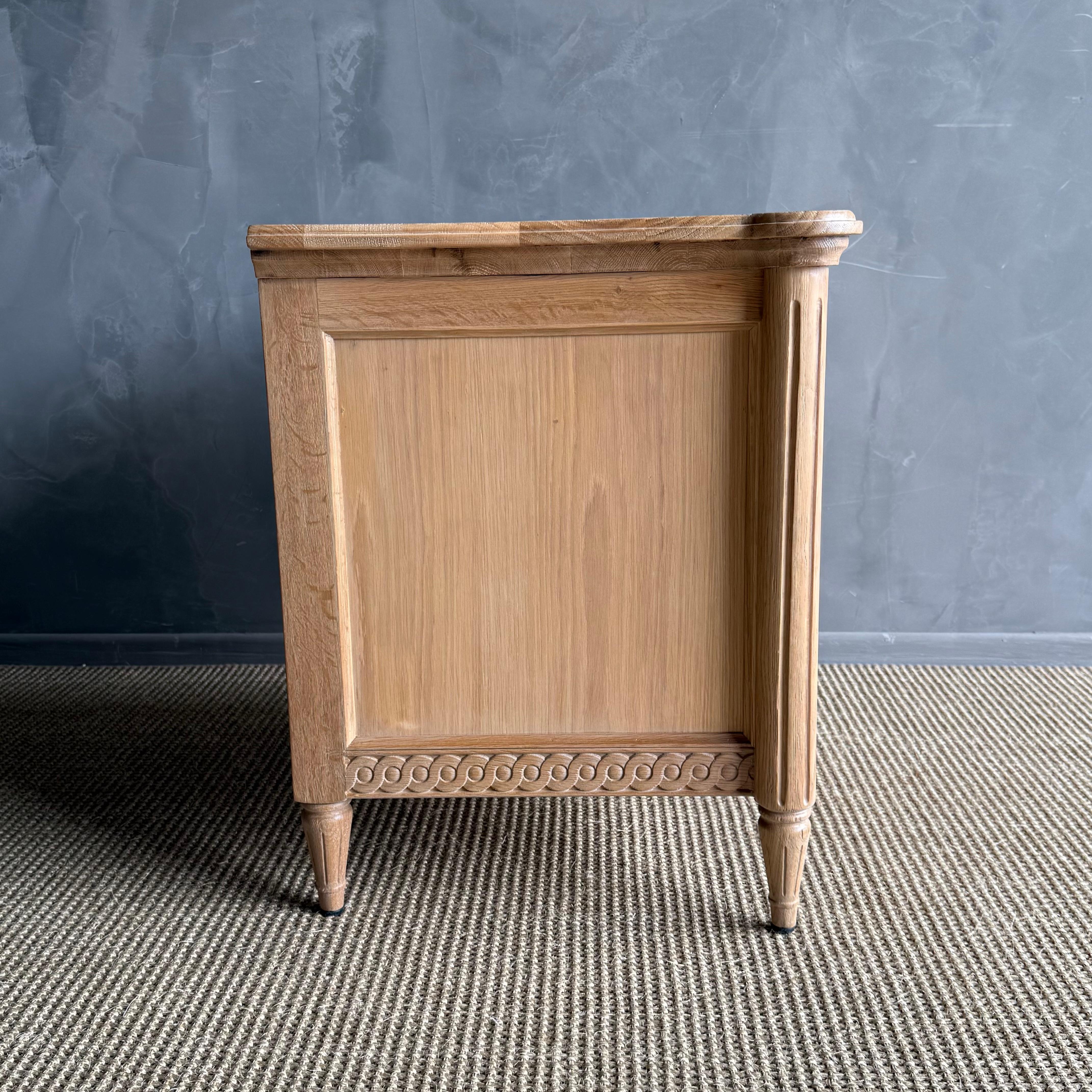Louis XVI Style Carved White Oak Nightstand with 3 drawers en vente 3