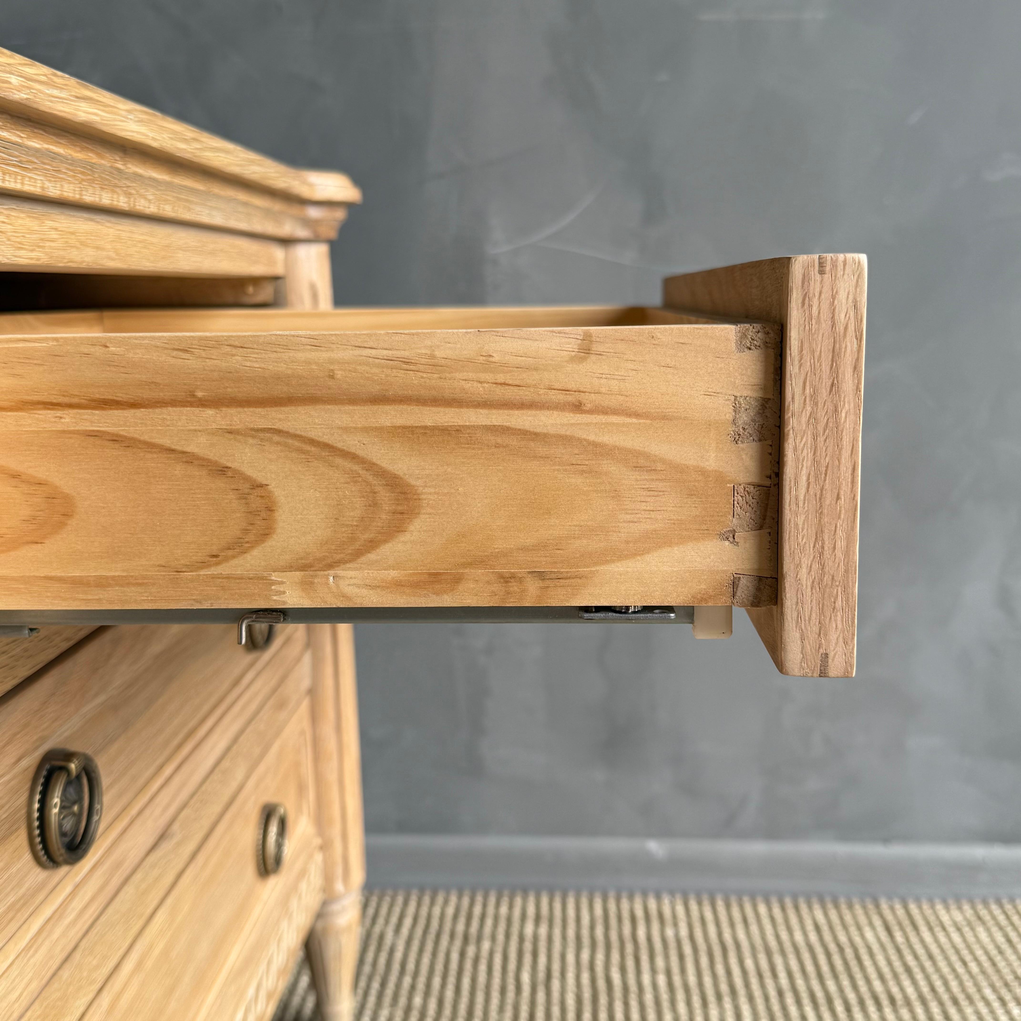 Louis XVI Style Carved White Oak Nightstand with 3 drawers en vente 4
