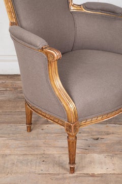 Bergère-Sessel im Stil Ludwigs XVI. aus geschnitztem Holz, neu mit französischem Leinen bezogen