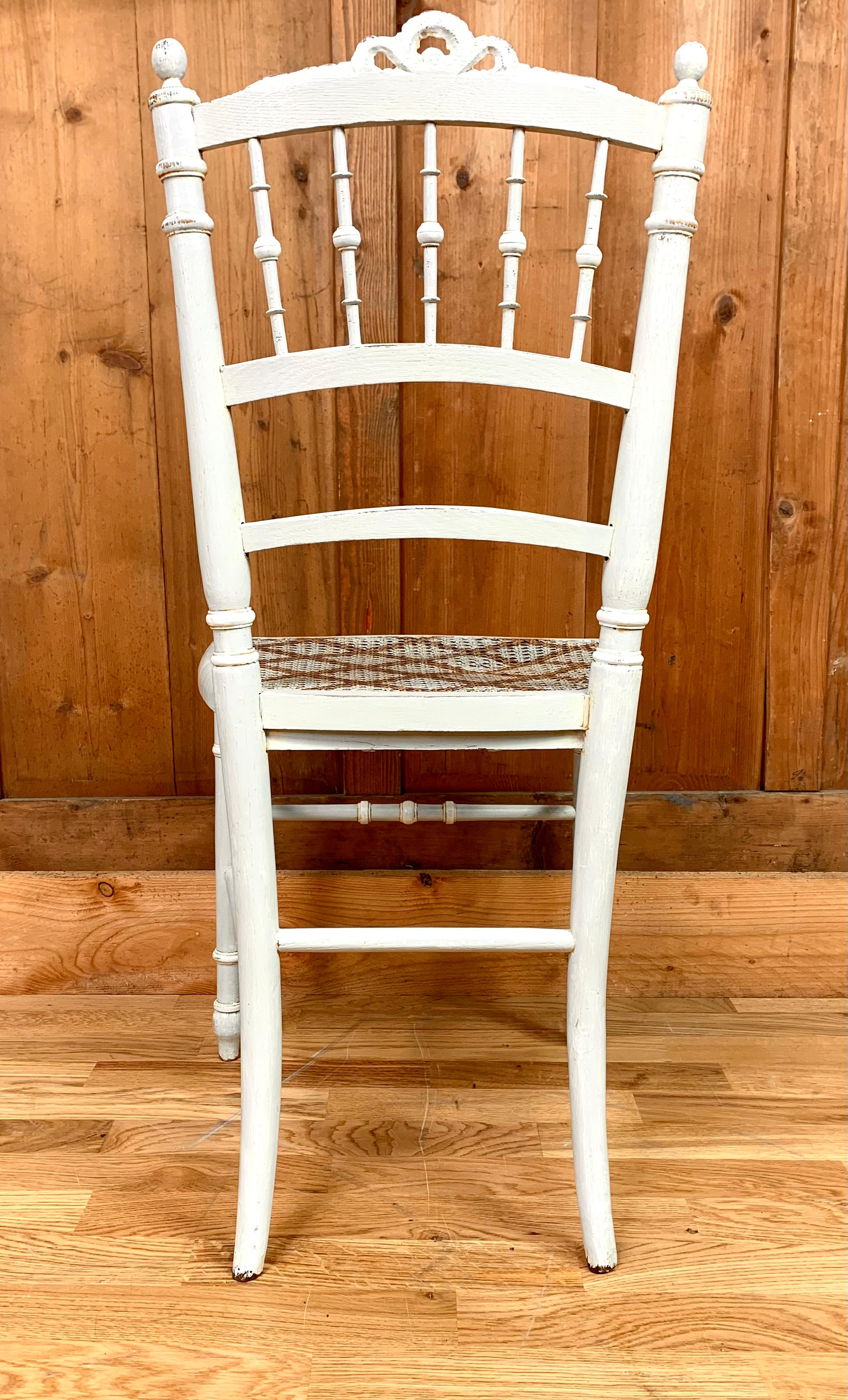 Stuhl im Louis-XVI-Stil aus hellgrauem Patina-Holz im Angebot 2