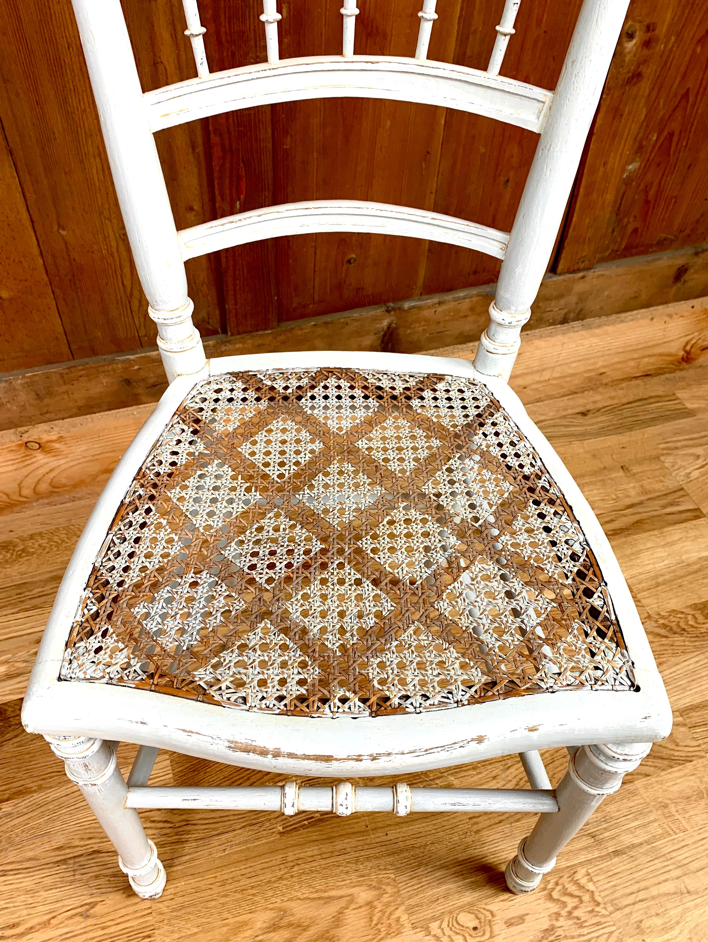 Stuhl im Louis-XVI-Stil aus hellgrauem Patina-Holz im Angebot 3