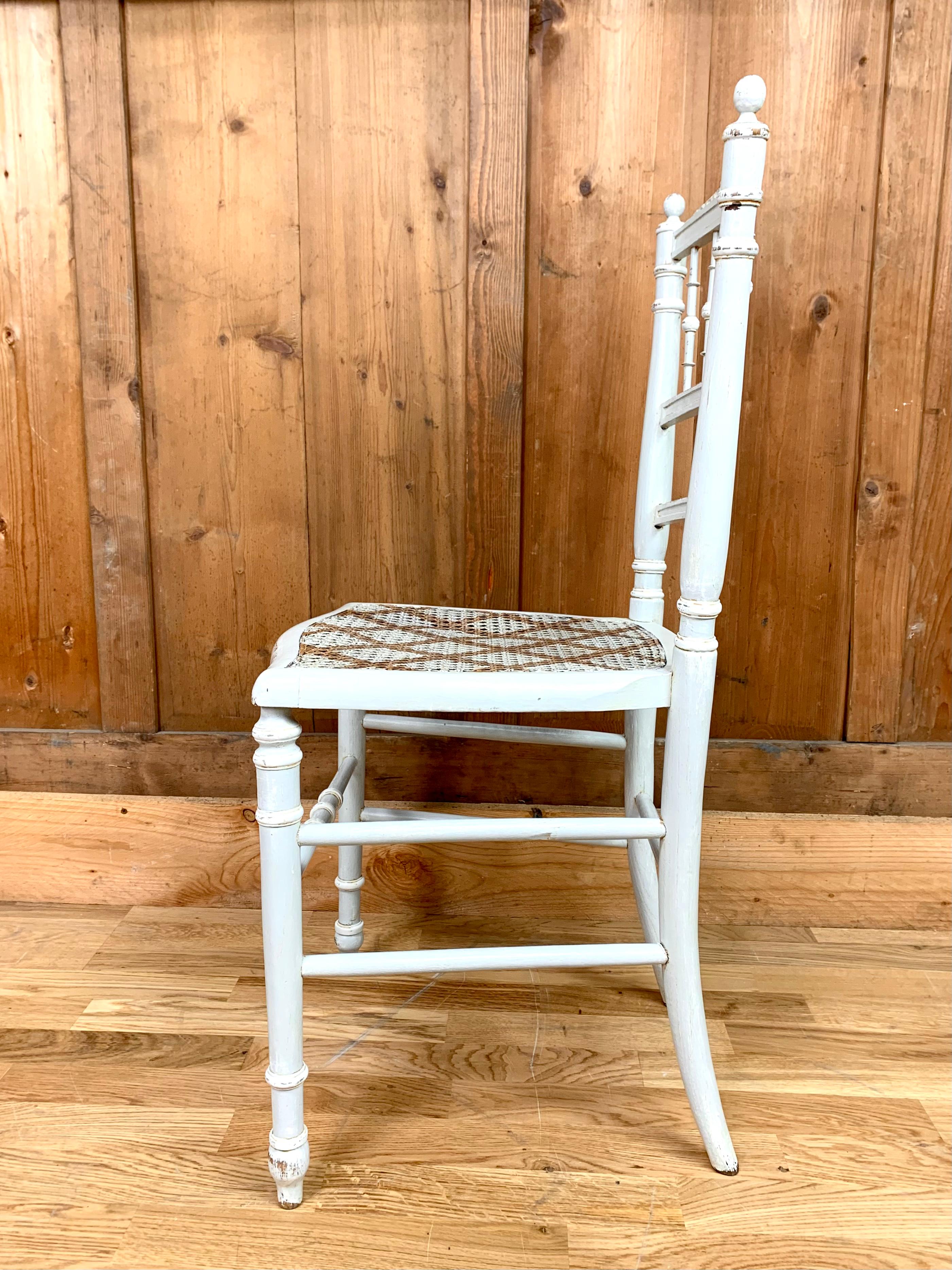 Stuhl im Louis-XVI-Stil aus hellgrauem Patina-Holz im Angebot 1