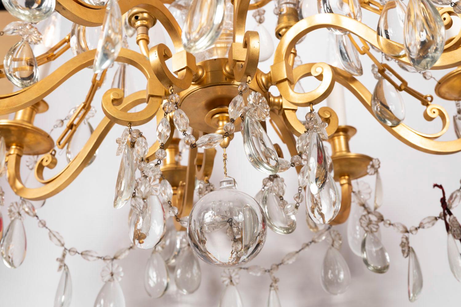 French Louis XVI Style Chandelier in Gilt Bronze and Crystal, circa 1900
