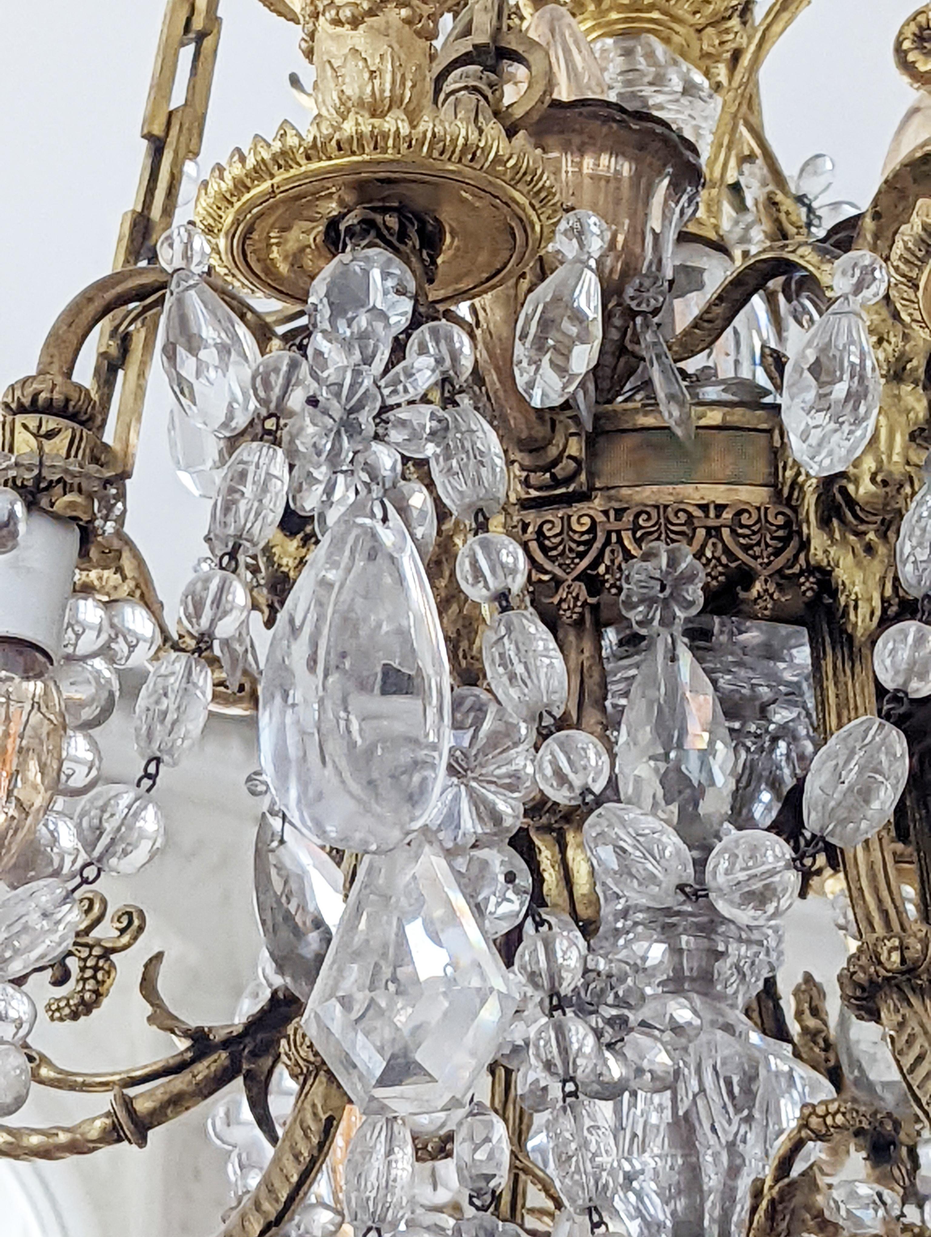 Kronleuchter im Louis-XVI.-Stil aus vergoldeter Bronze und Kristallen, verziert mit Widderköpfen im Angebot 4