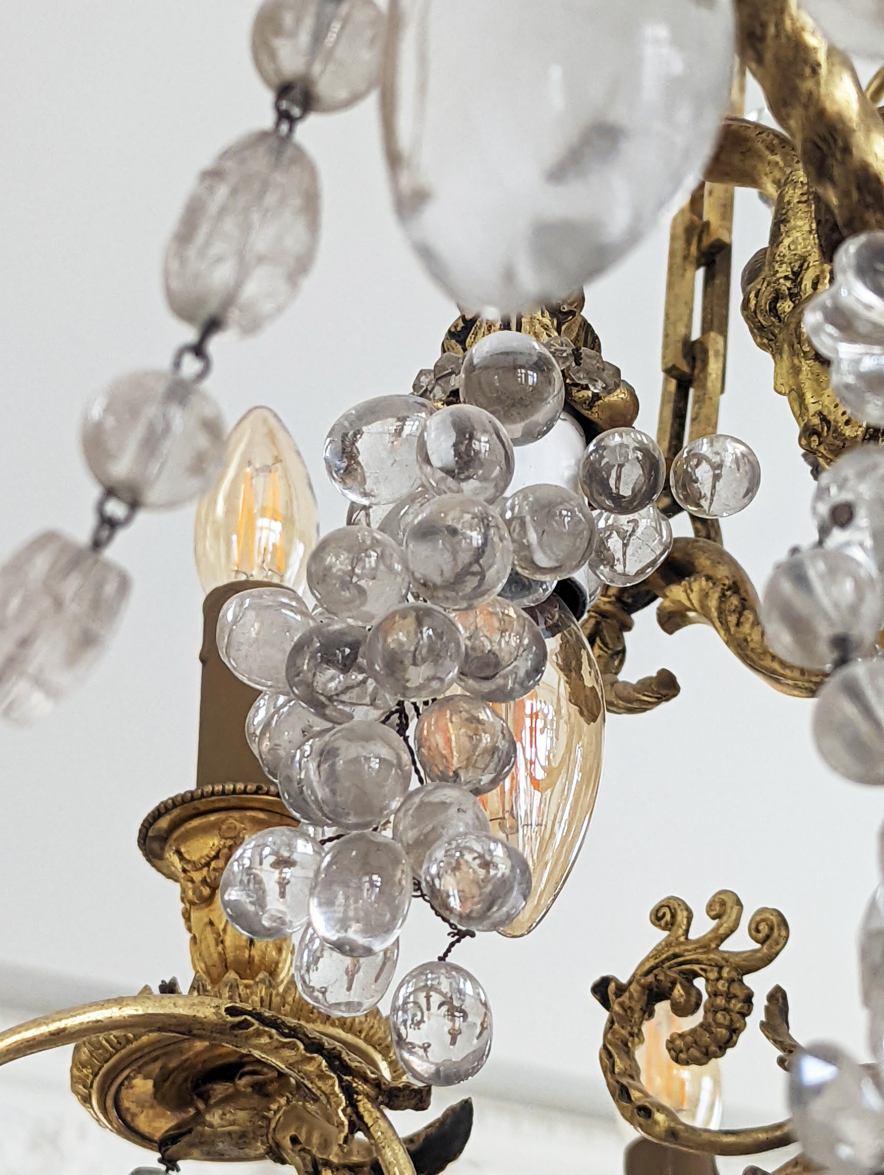 Lampadario in stile Luigi XVI in bronzo dorato e cristalli decorato con teste di arieti in vendita 5