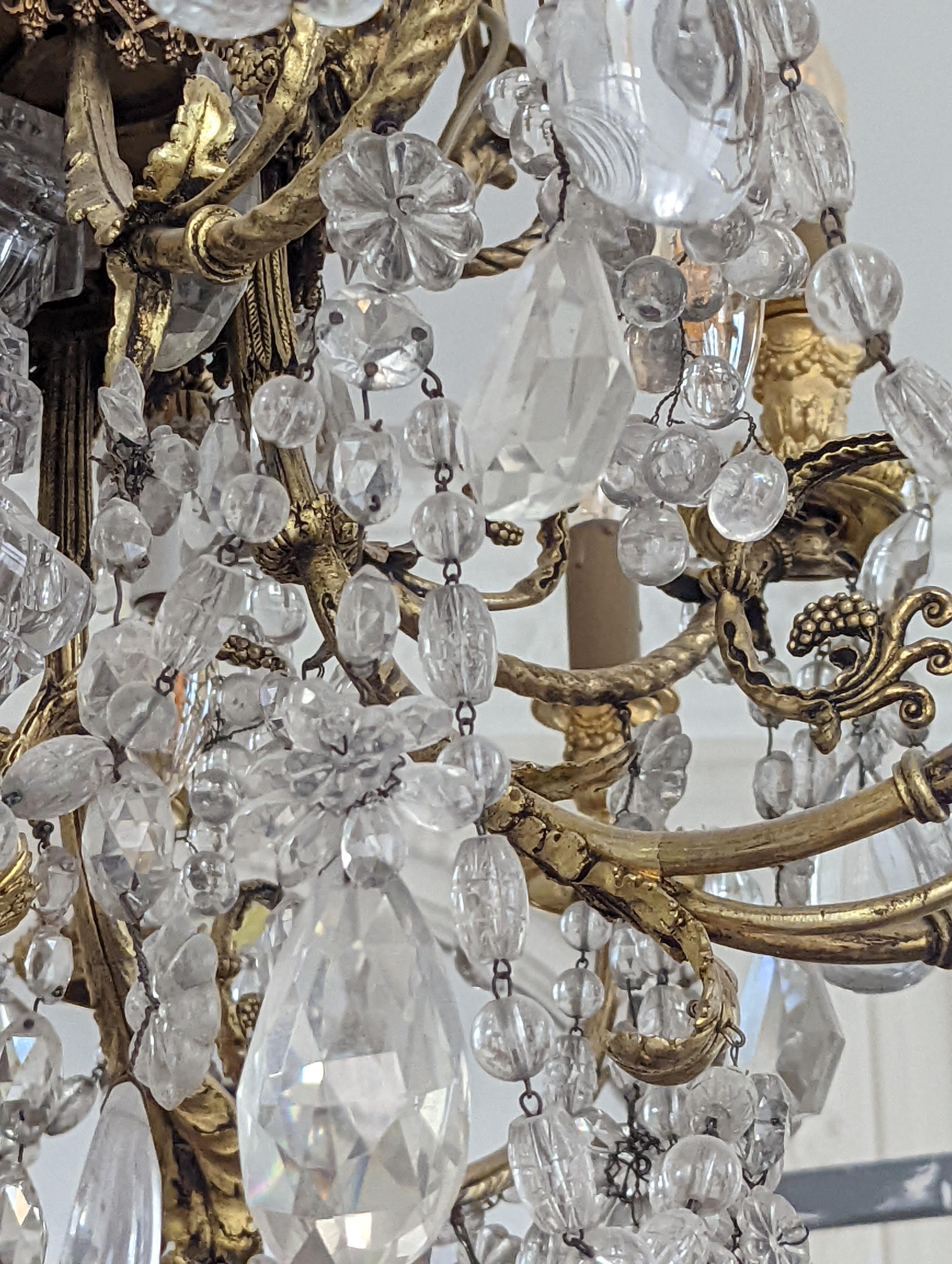 Kronleuchter im Louis-XVI.-Stil aus vergoldeter Bronze und Kristallen, verziert mit Widderköpfen im Angebot 7