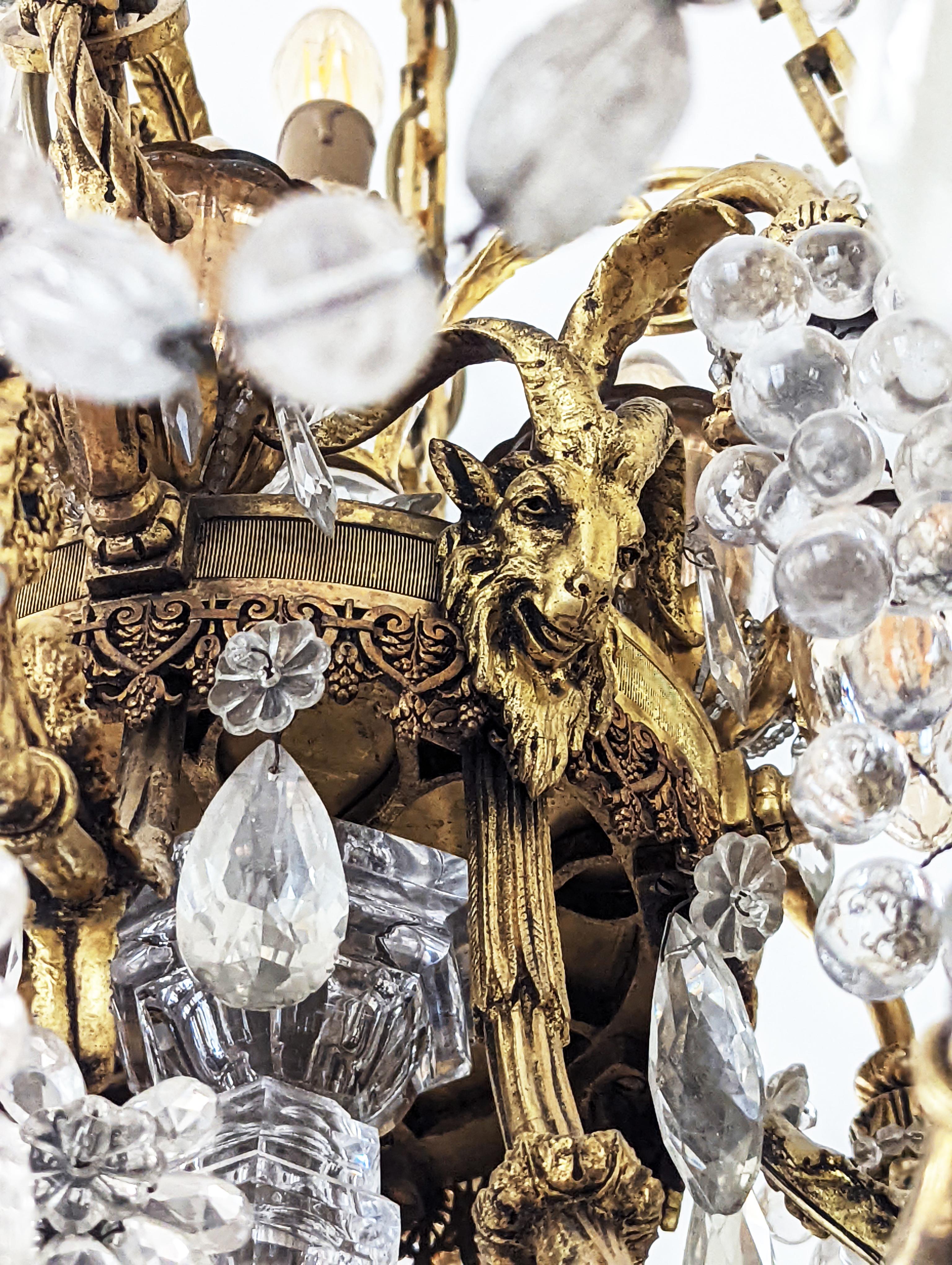 Kronleuchter im Louis-XVI.-Stil aus vergoldeter Bronze und Kristallen, verziert mit Widderköpfen im Angebot 8