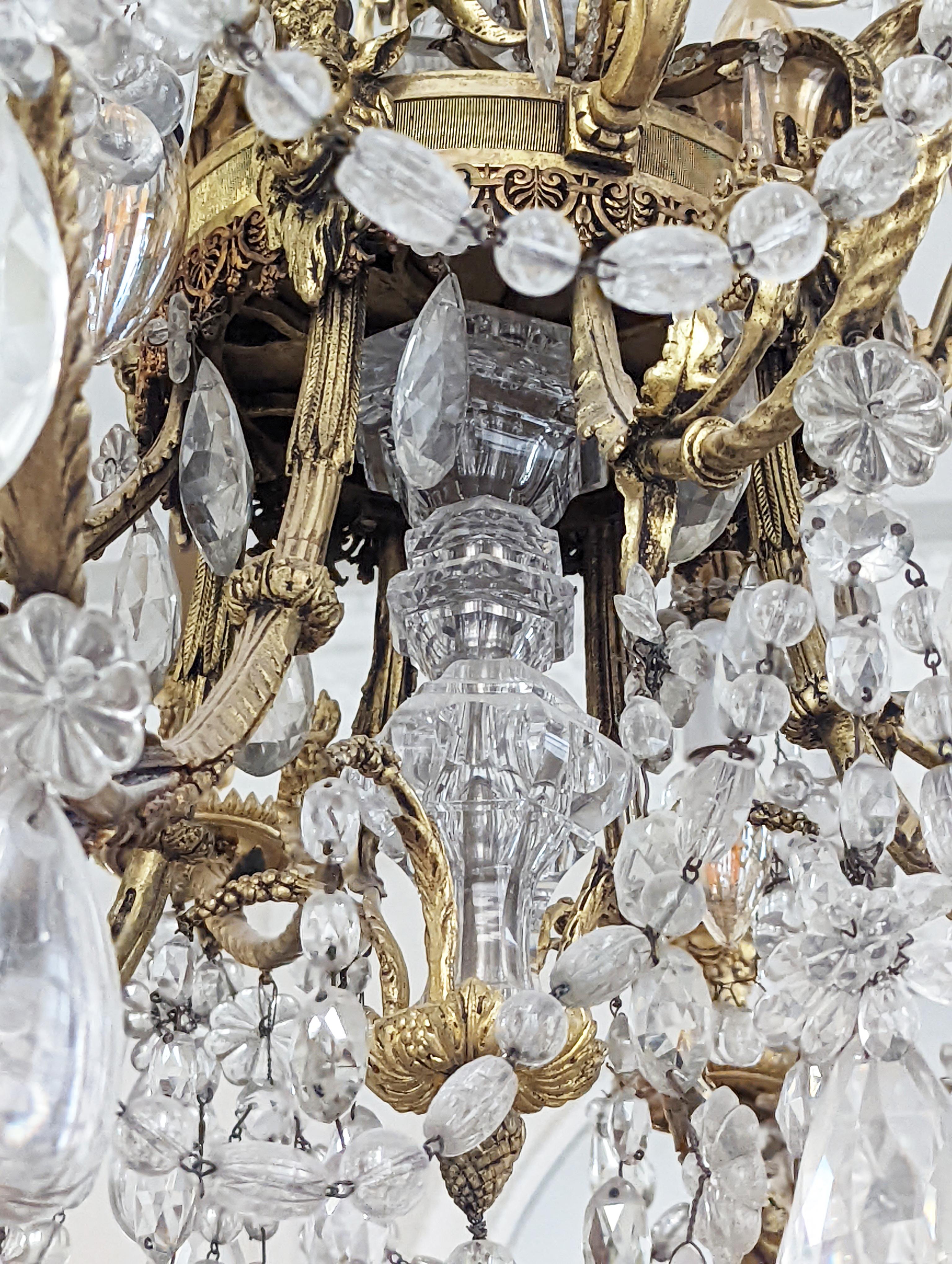 Kronleuchter im Louis-XVI.-Stil aus vergoldeter Bronze und Kristallen, verziert mit Widderköpfen im Angebot 9