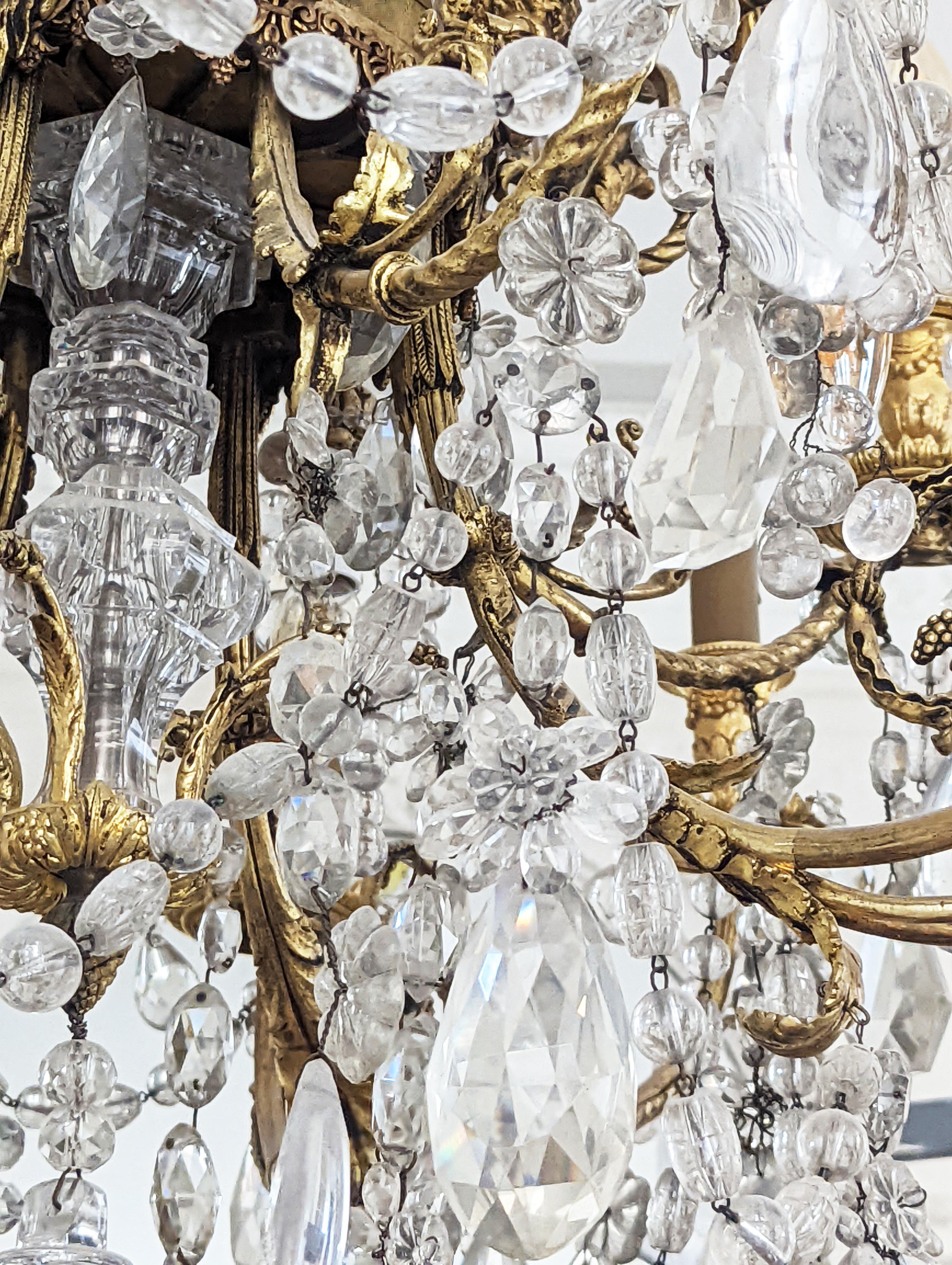 Kronleuchter im Louis-XVI.-Stil aus vergoldeter Bronze und Kristallen, verziert mit Widderköpfen im Angebot 10