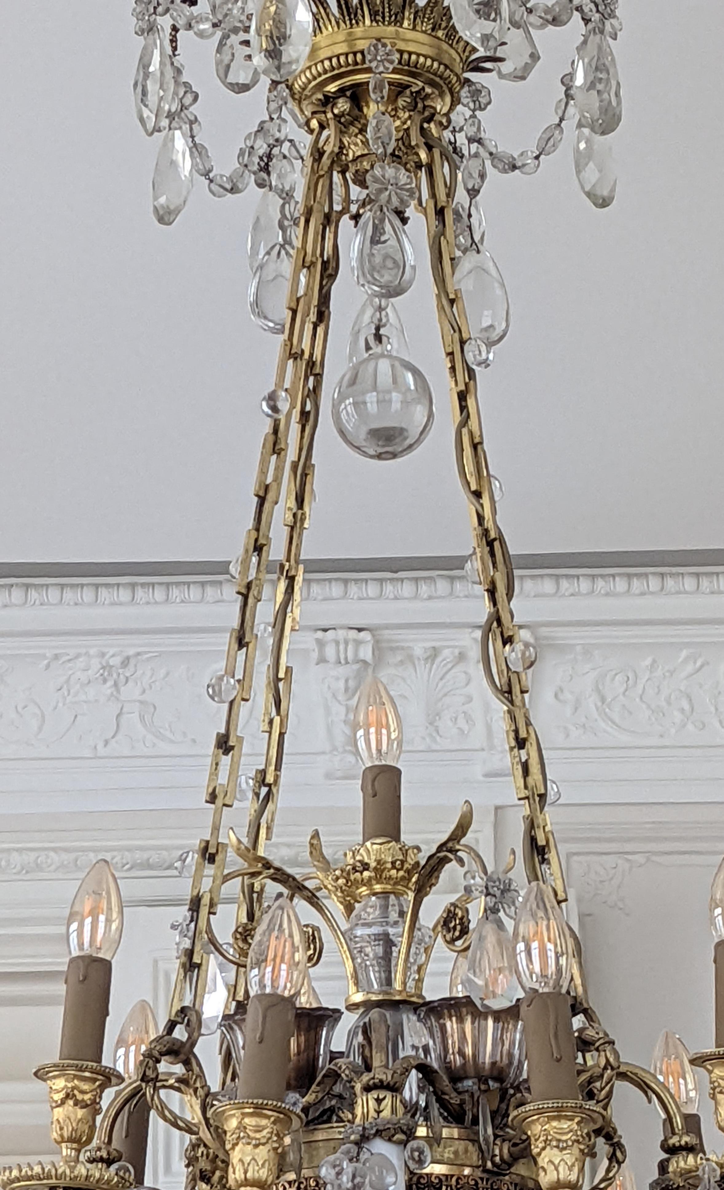 Kronleuchter im Louis-XVI.-Stil aus vergoldeter Bronze und Kristallen, verziert mit Widderköpfen (Louis XVI.) im Angebot
