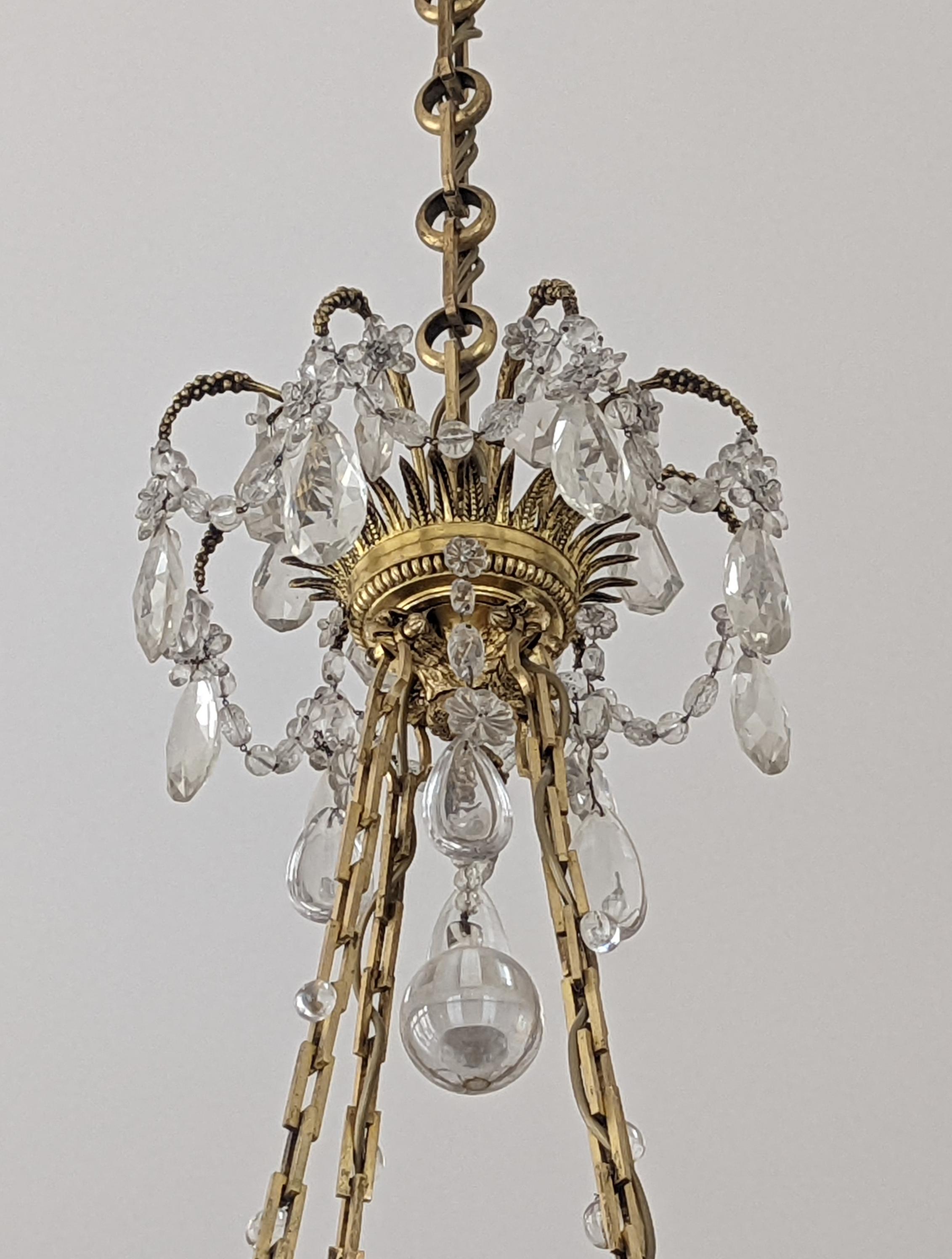 Kronleuchter im Louis-XVI.-Stil aus vergoldeter Bronze und Kristallen, verziert mit Widderköpfen (Französisch) im Angebot