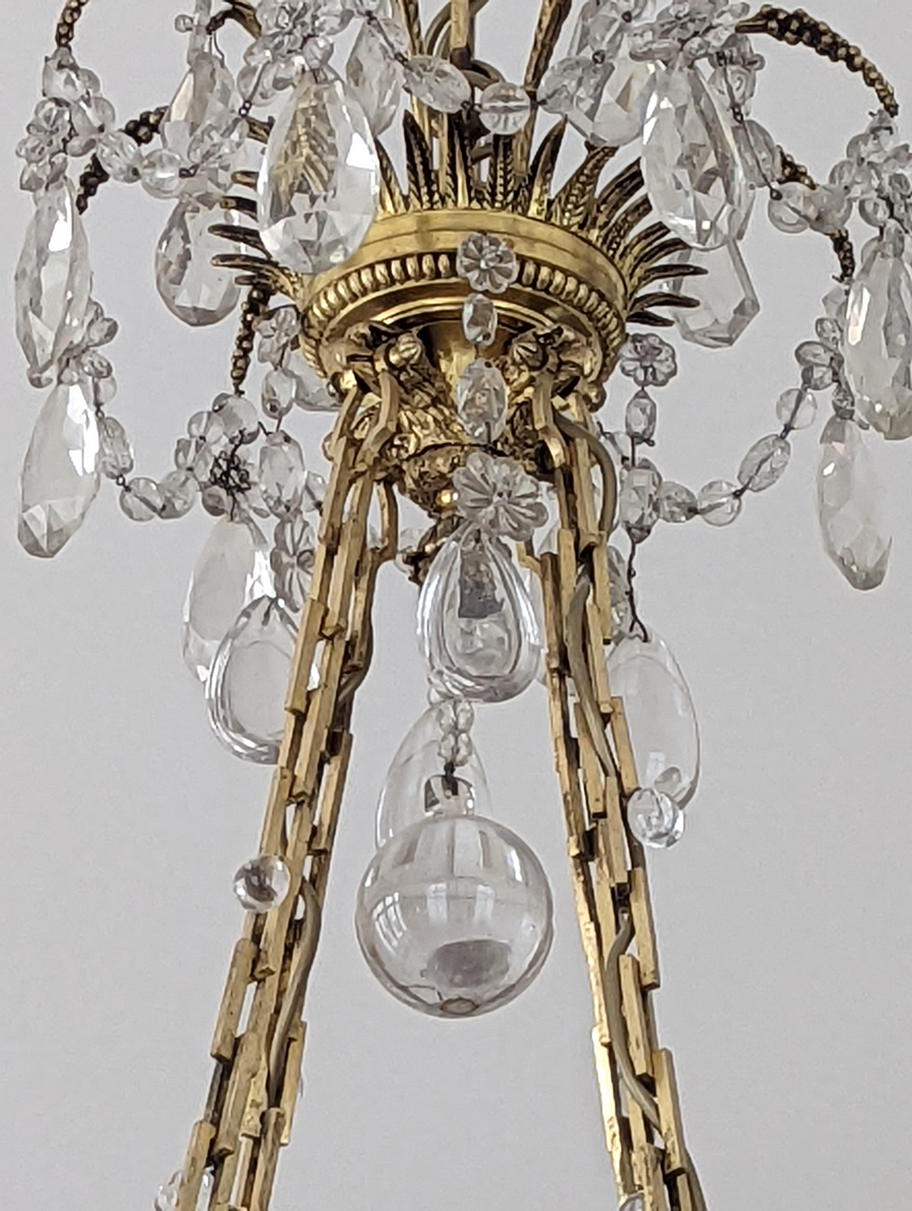 Kronleuchter im Louis-XVI.-Stil aus vergoldeter Bronze und Kristallen, verziert mit Widderköpfen im Zustand „Gut“ im Angebot in SAINT-OUEN-SUR-SEINE, FR